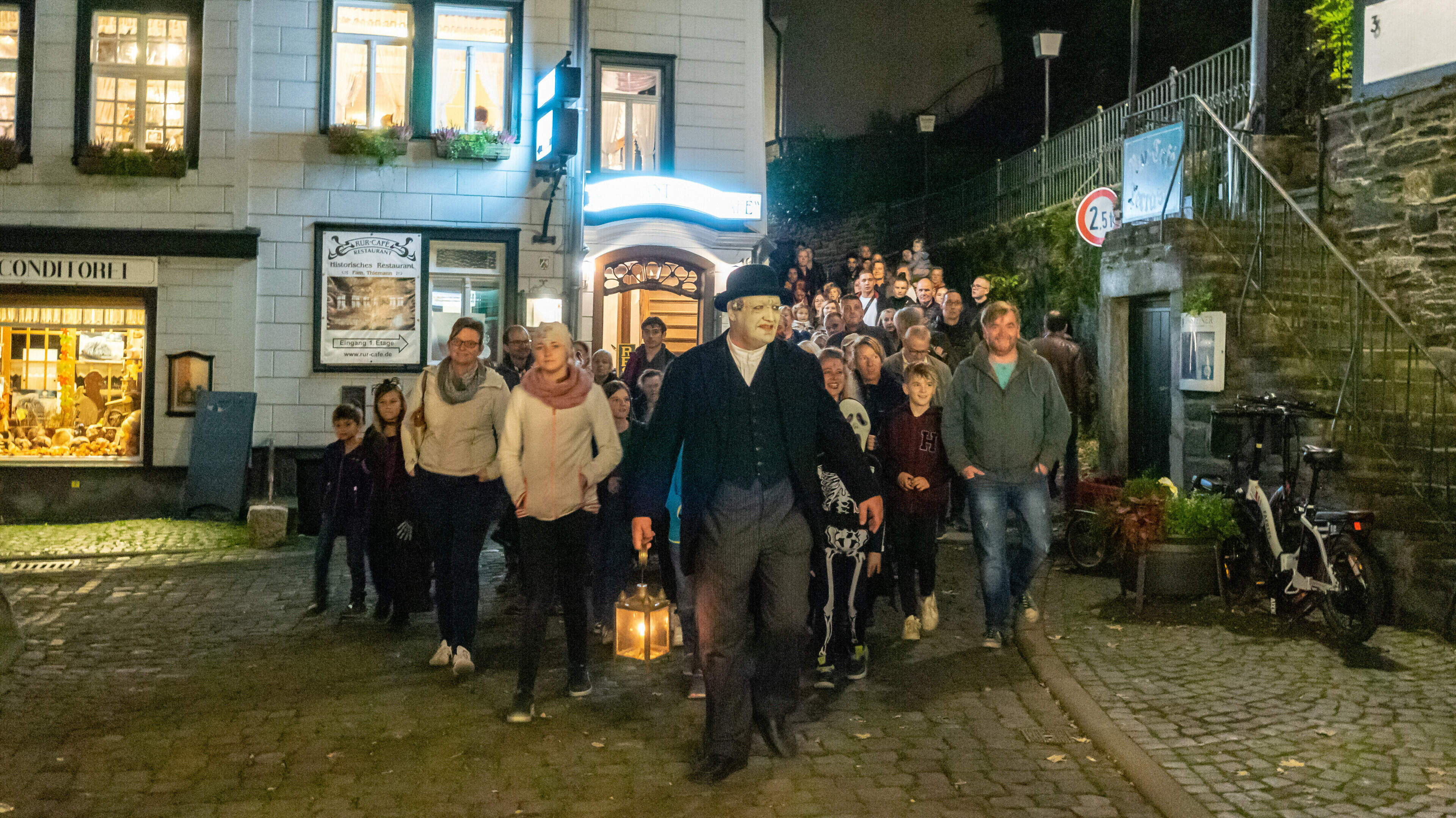 Horror-Shop Riesige Mutierte Hausfliege – 15 Cm Große Kunststoff-Fliege Als Gruselige Halloween-Deko (schwarz/grün)