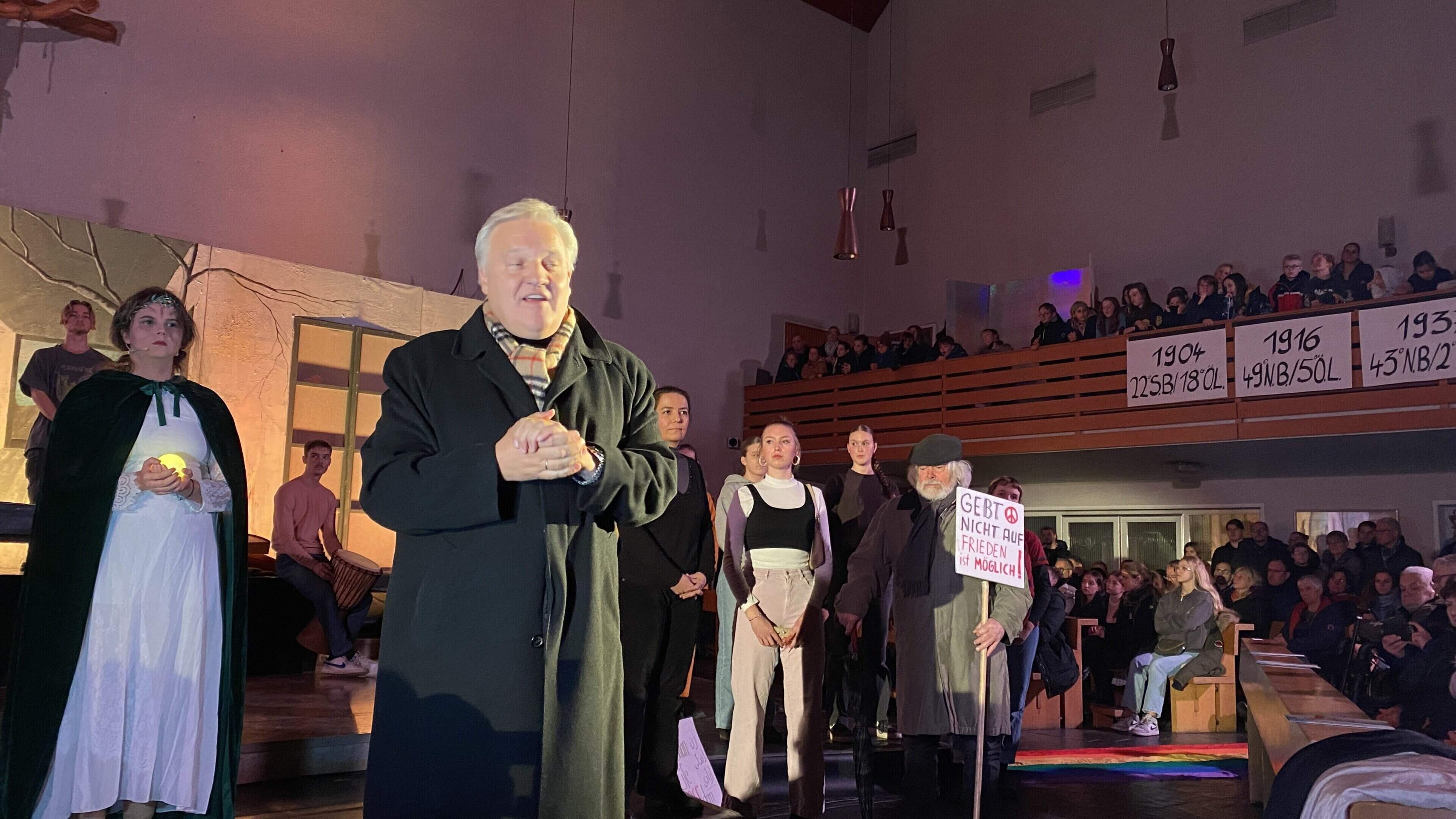 Landrat Wolfgang Spelthahn zeigte sich beeindruckt vom ersten Teil der Inszenierung in der Klosterkirche.