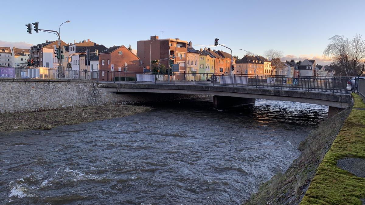 Hochwasserschutz in Eschweiler Geröll und Steine werden aus der Inde
