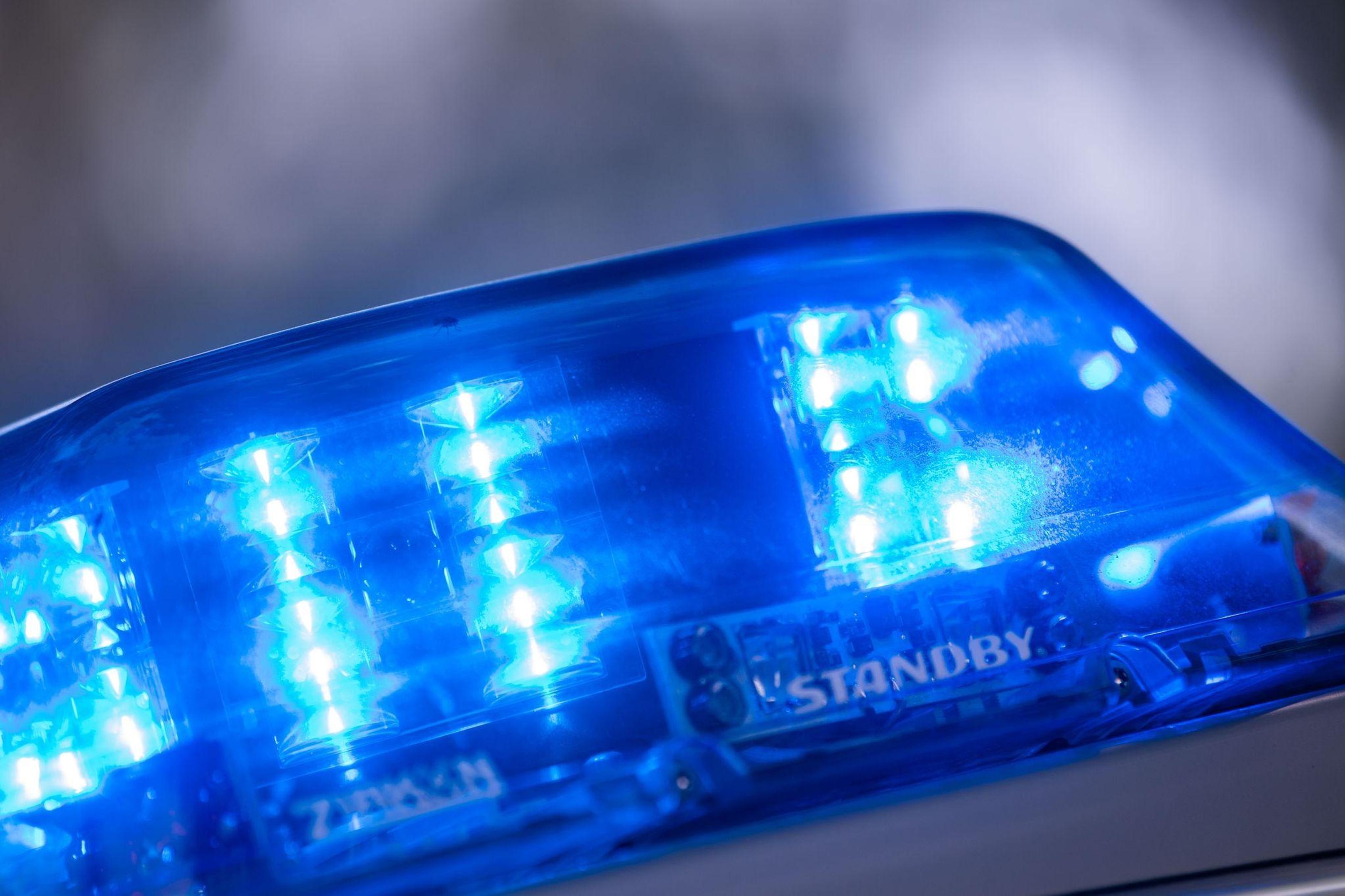 Ein 80-Jähriger ist am Samstag in Hoengen mit seinem Auto gegen eine Hauswand geprallt.