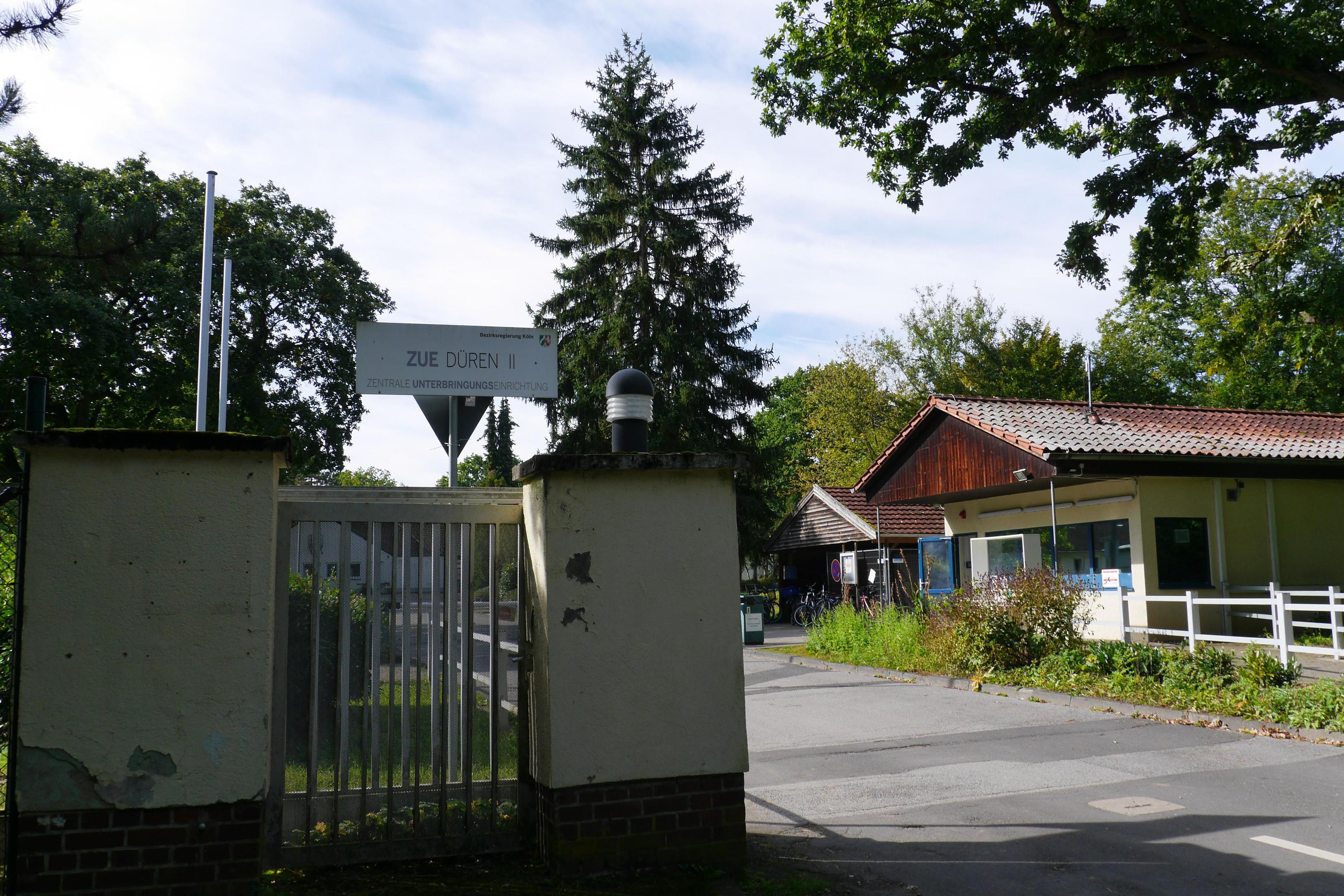 Die in der ehemaligen Kaserne Gürzenich-Wald beheimatete Flüchtlingsunterkunft soll um 500 auf dann maximal 1300 Plätze erweitert werden.