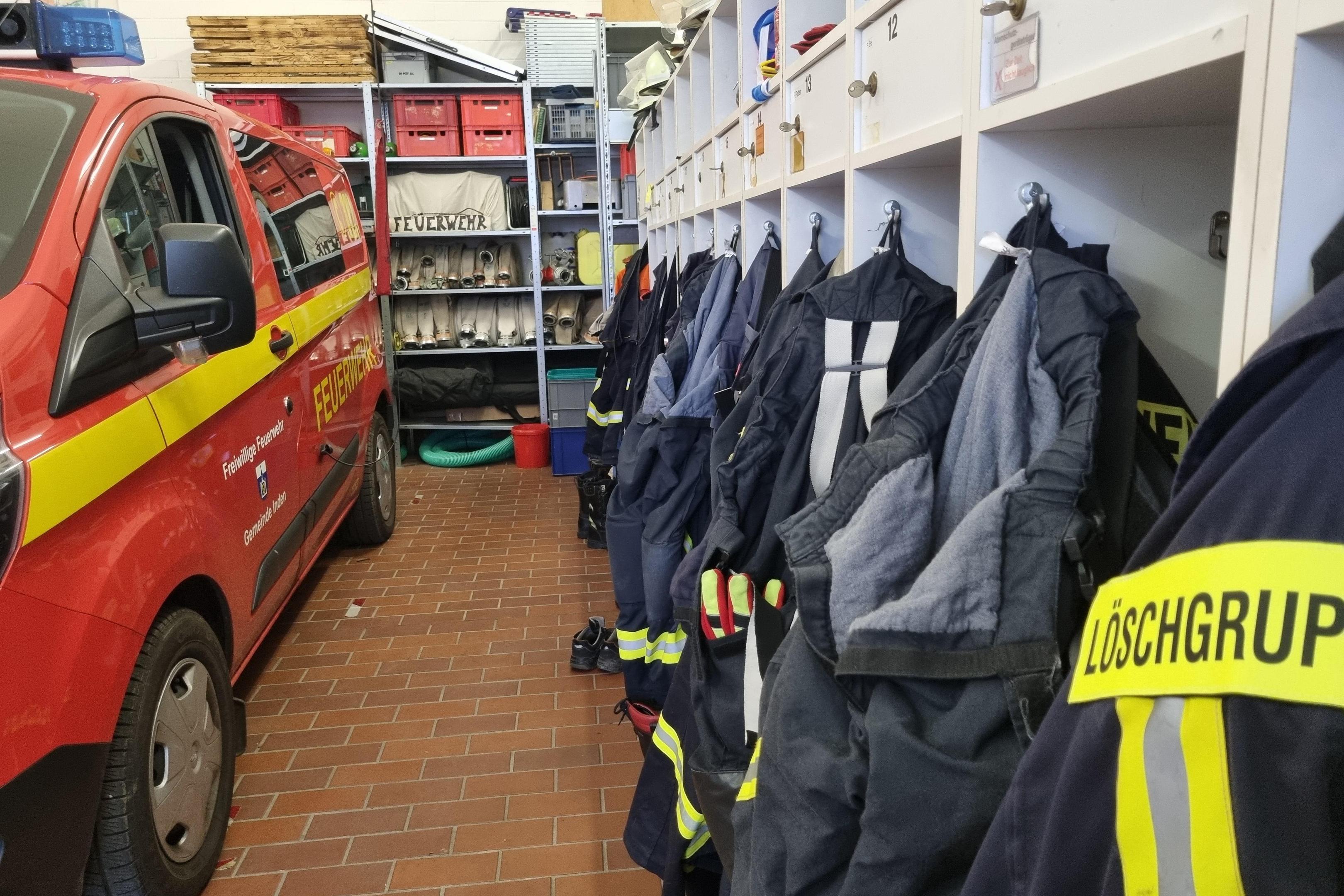 Zustand mangelhaft: Das Feuerwehrgerätehaus in Lamersdorf hält die Unfallverhütungsvorschriften und die DIN-Norm in nahezu allen Punkten nicht ein.