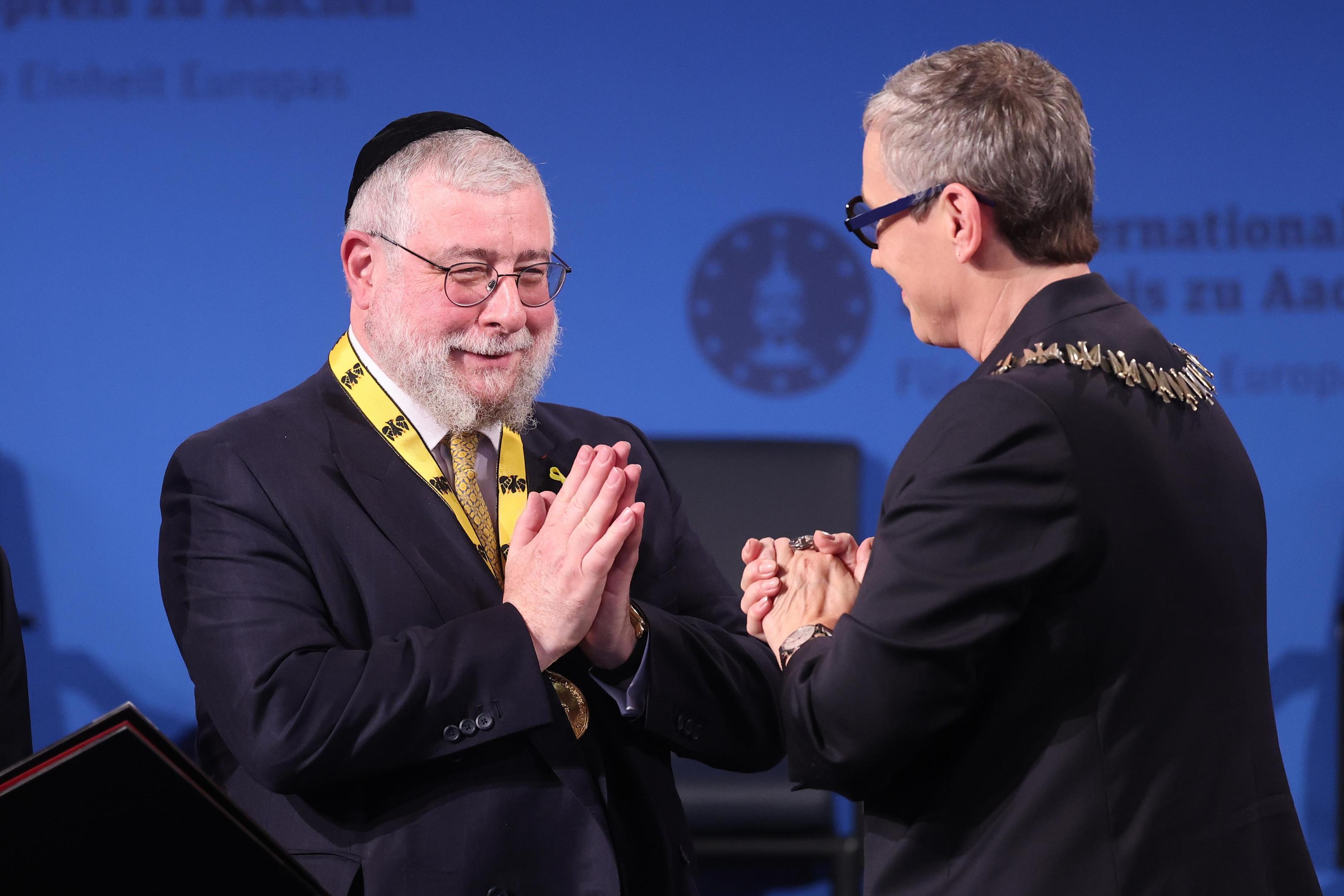 Ein wirklich tief berührter Karlspreisträger: Pinchas Goldschmidt, nachdem er von Aachens Oberbürgermeisterin Sybille Keupen den Preis erhalten hat.