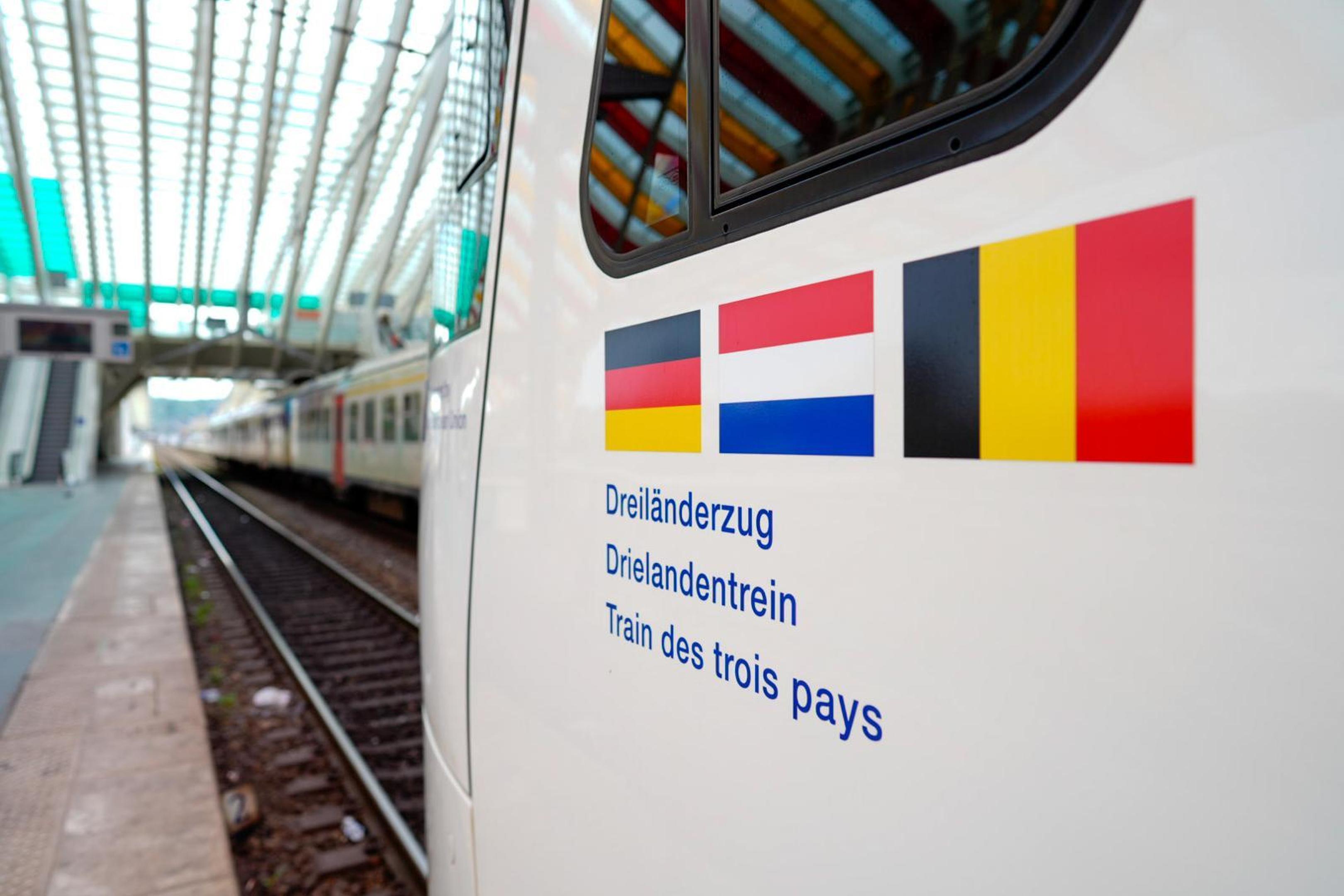 An den drei Nationalflaggen ist er erkennbar: Der Dreiländerzug RE18, der jetzt im Lütticher Bahnhof offiziell vorgestellt wurde.