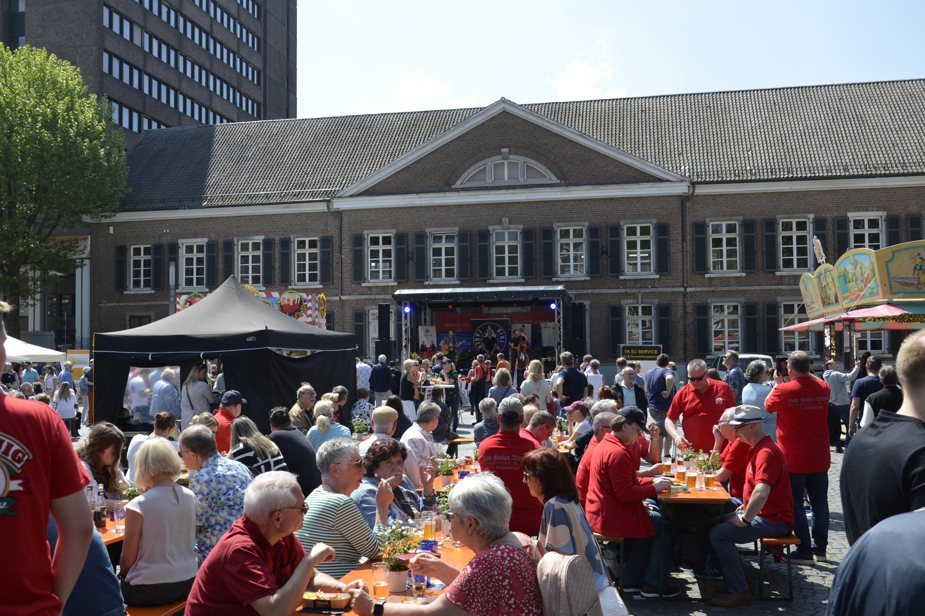 Schon am ersten von vier Tagen ist der Kaiserplatz bei der Premiere des Stolberger Bierfests prall gefüllt, und zahlreiche Besucher genießen das Programm und die kulinarischen Angebote