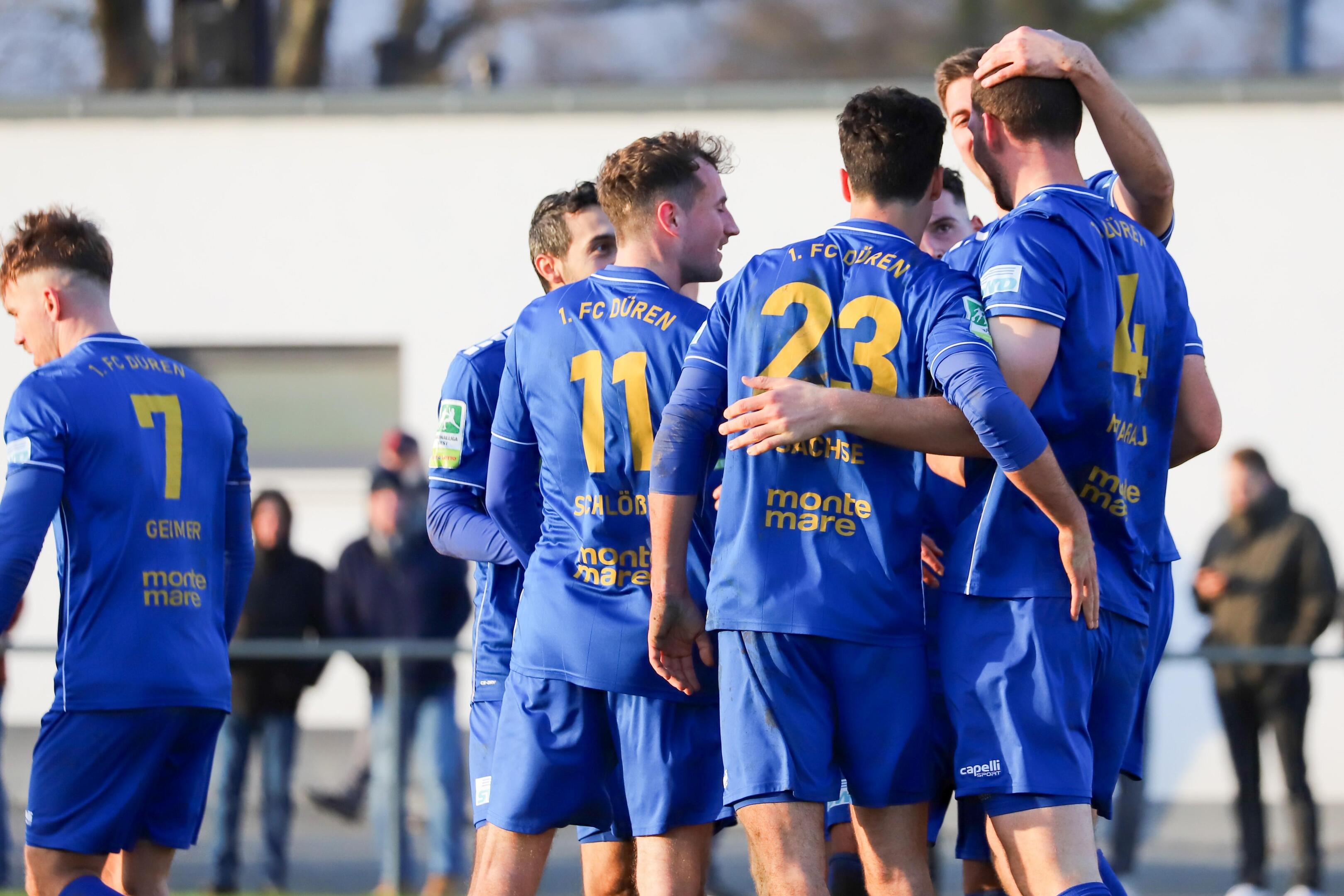 Überwintern auf Tabellenplatz neun: Die Mannschaft des 1. FC Düren.
