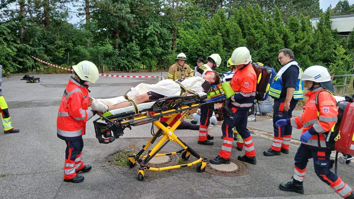 Austritt eines unbekannten Gefahrstoffs: Was hinter der Übung in ...