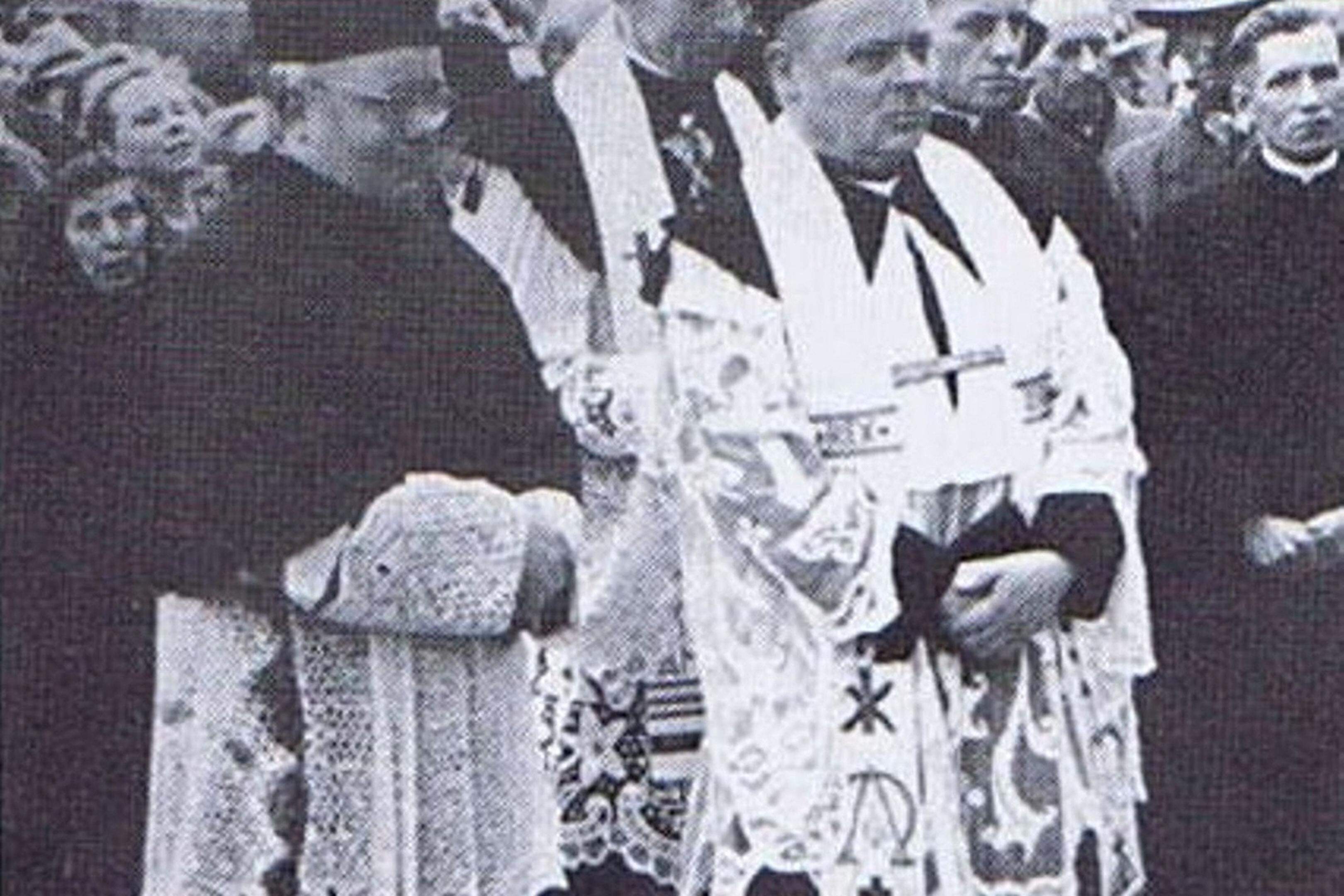 Das Bild zeigt Josef Außem (l.) im Jahr 1950, vier Jahre, nachdem er Barmen verlassen hatte, bei der Primizfeier für Pfarrer Heinrich Spelthahn. 
