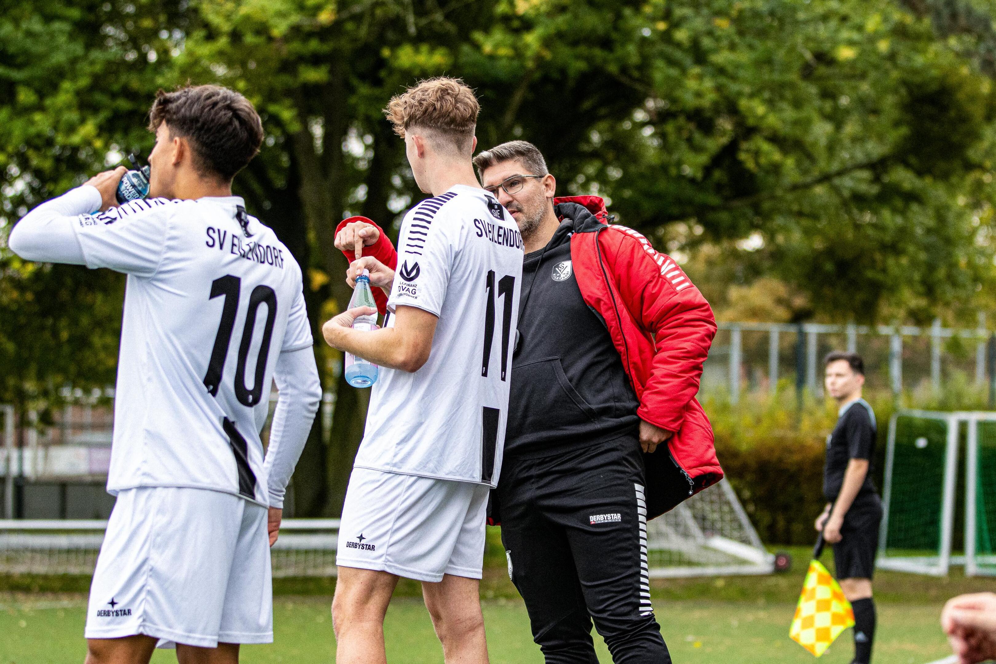 Zufrieden mit seinen Spielern: Jasmin Muhovic (r.).