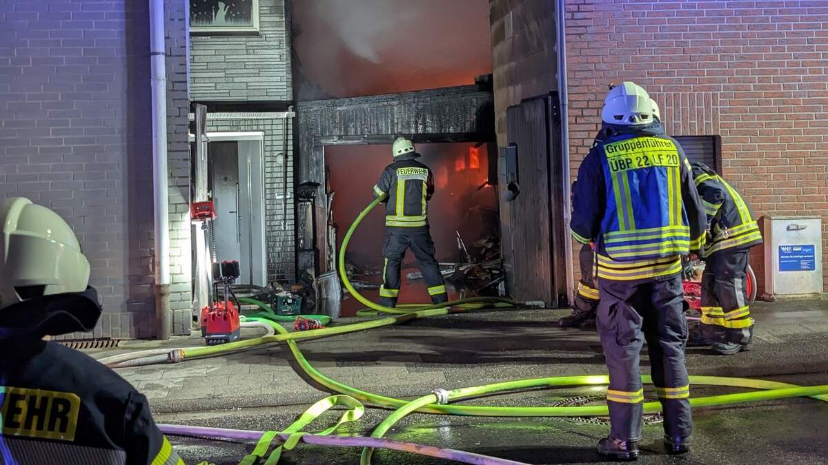 Garagenbrand in Übach-Palenberg greift auf drei Wohnhäuser über