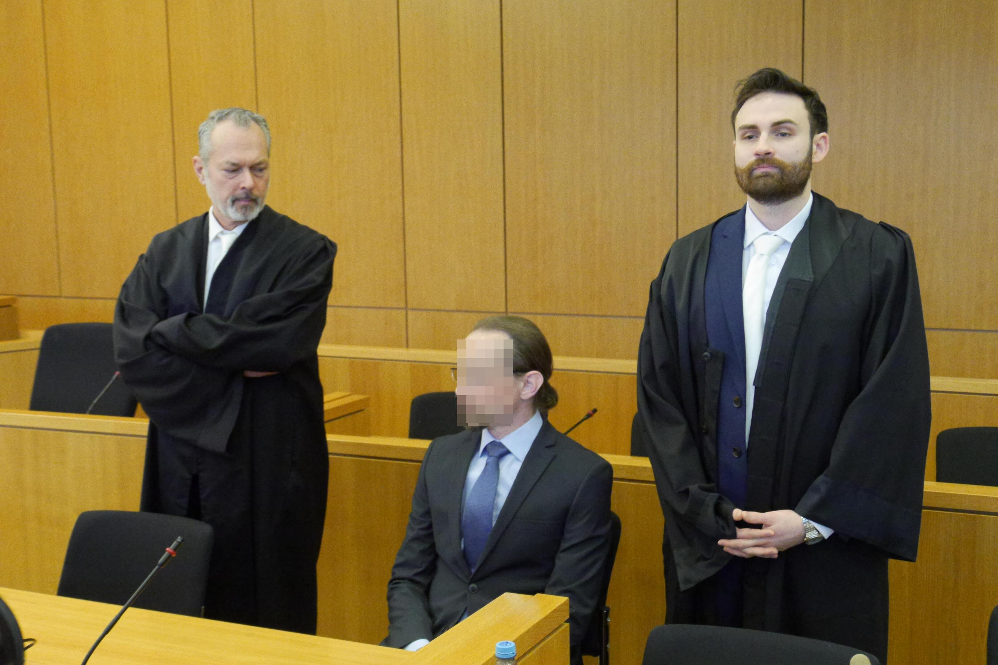 Verurteilt wegen Mordes: Manfred G. mit seinen Verteidigern Harald Bex (l.) und Nikolai Doszna (r.). 