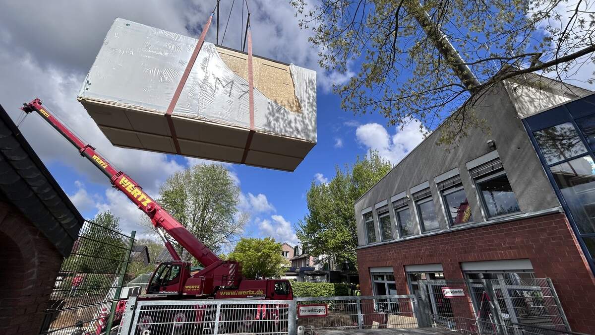 Bad news for the city of Herzogenrath during spectacular crane maneuver