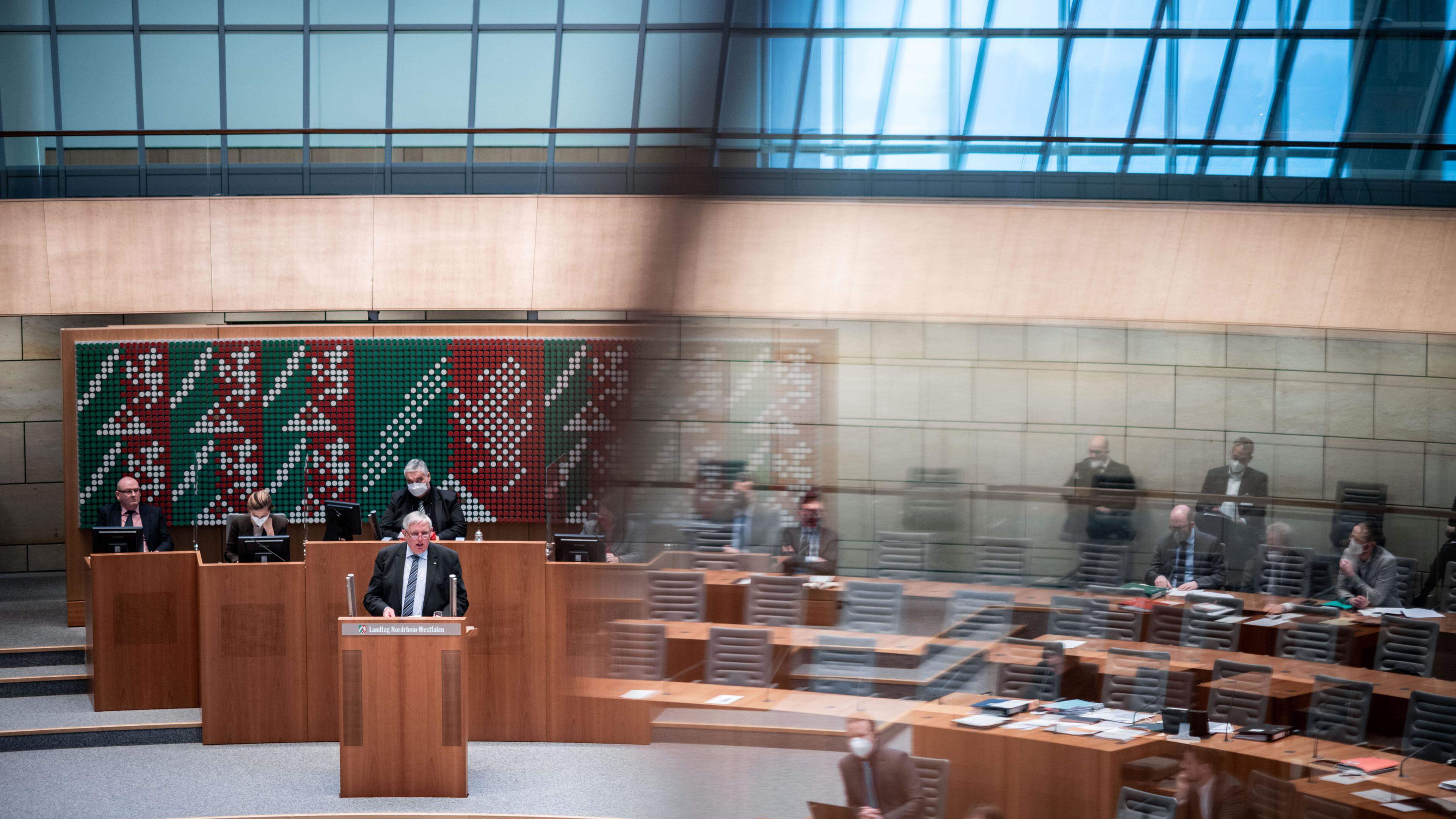 Der Landtag in Düsseldorf beschäftigte sich am Mittwoch unter anderem mit der Neuregelung der Ausbildung für Hebammen.