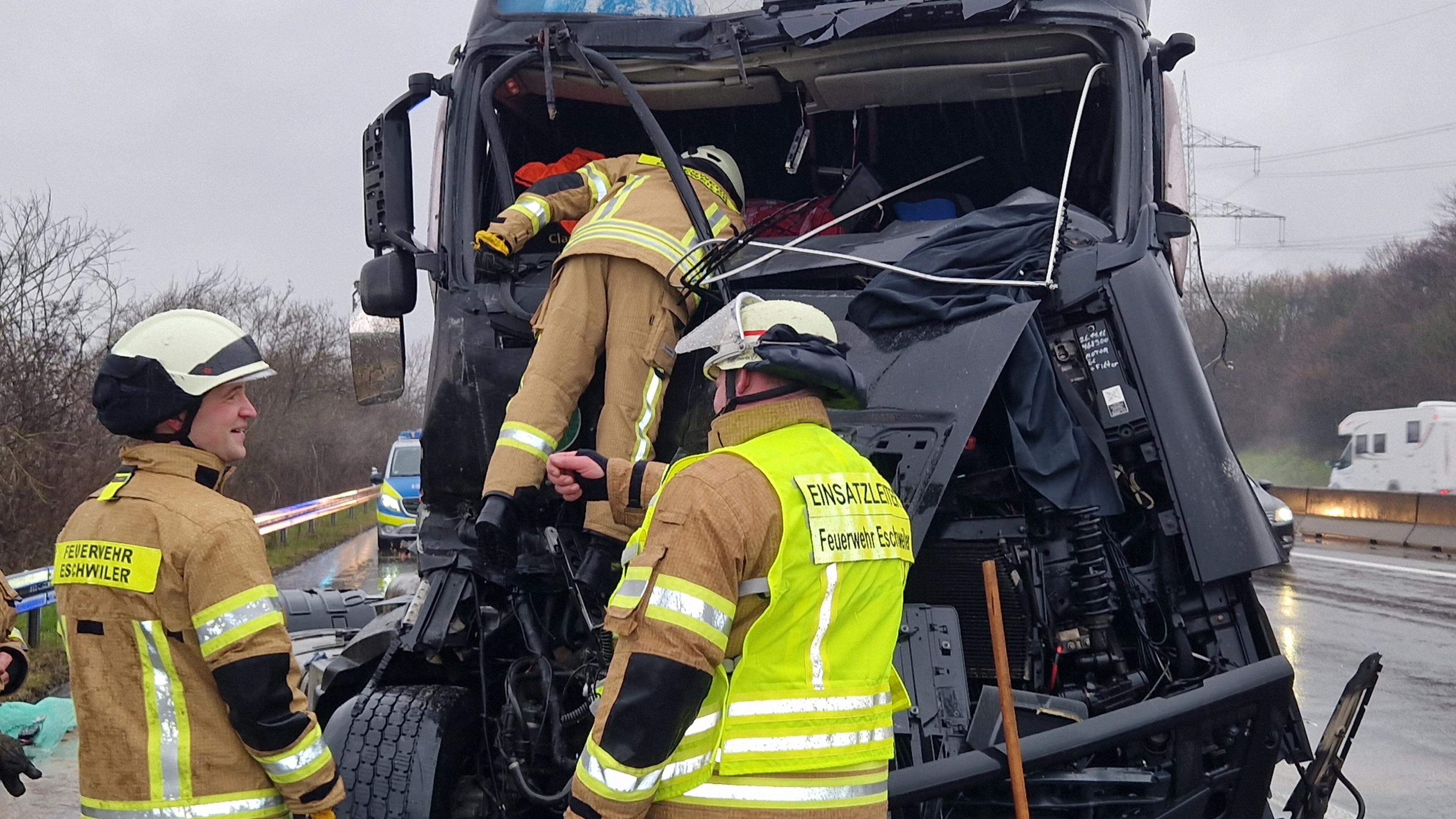 A4 Bei Eschweiler Nach Schwerem Lkw-Unfall Wieder Freigegeben ...