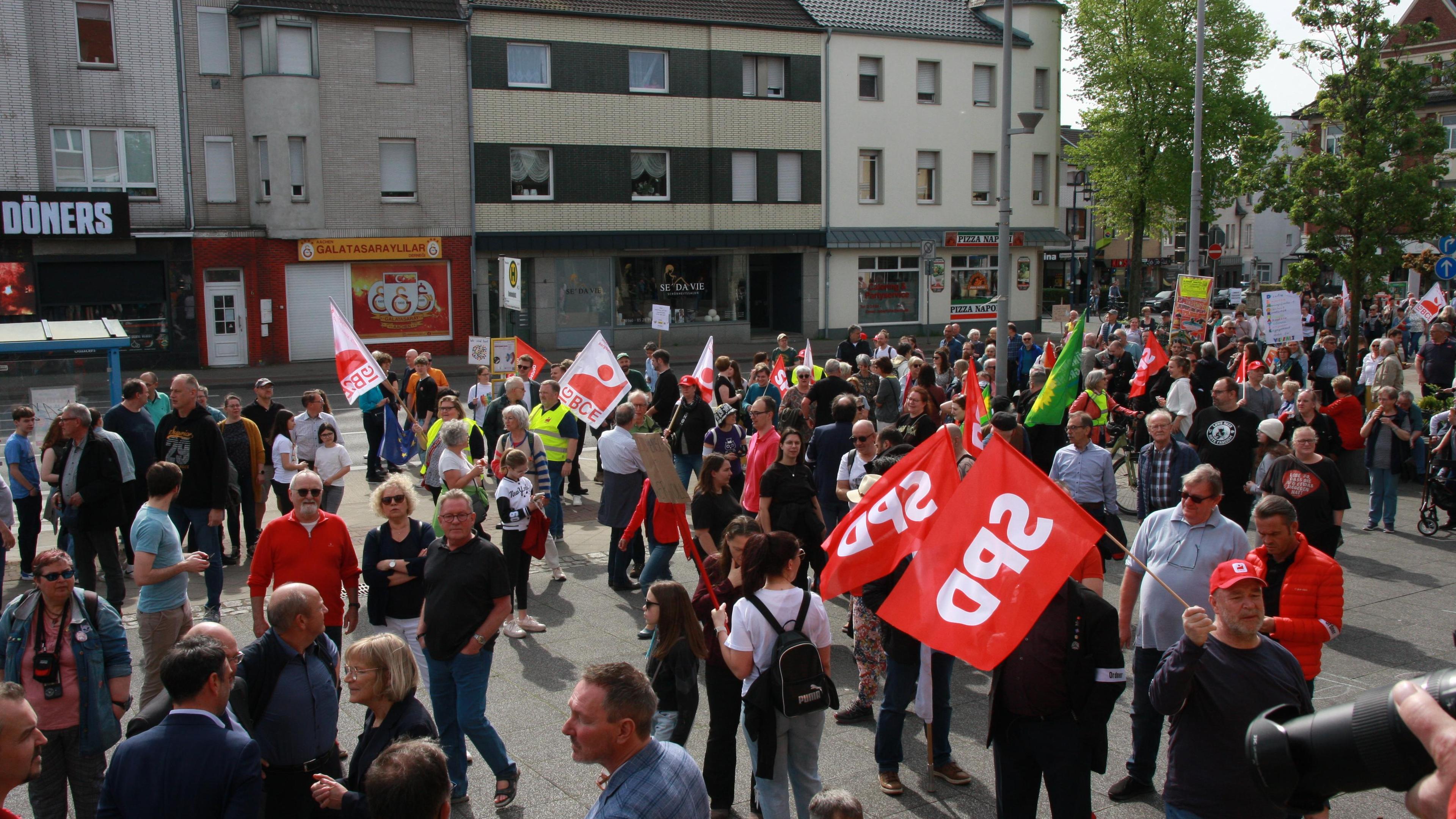 Demo gegen Rechts: 500 Menschen demonstrieren für Demokratie ...