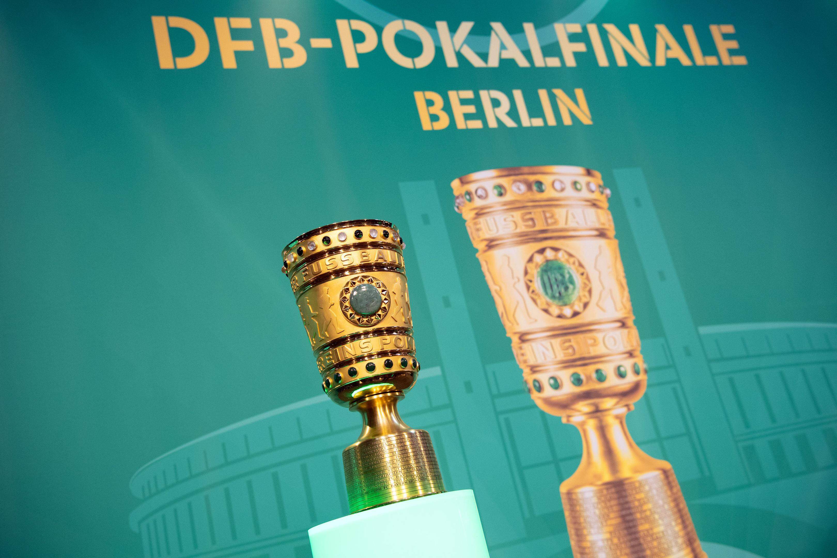 10.05.2019, Berlin: Fußball: DFB-Pokal, Cup Handover des DFB-Pokals. Der DFB-Pokal steht vor Beginn der Veranstaltung auf einem Sockel. Foto: Soeren Stache/dpa +++ dpa-Bildfunk +++