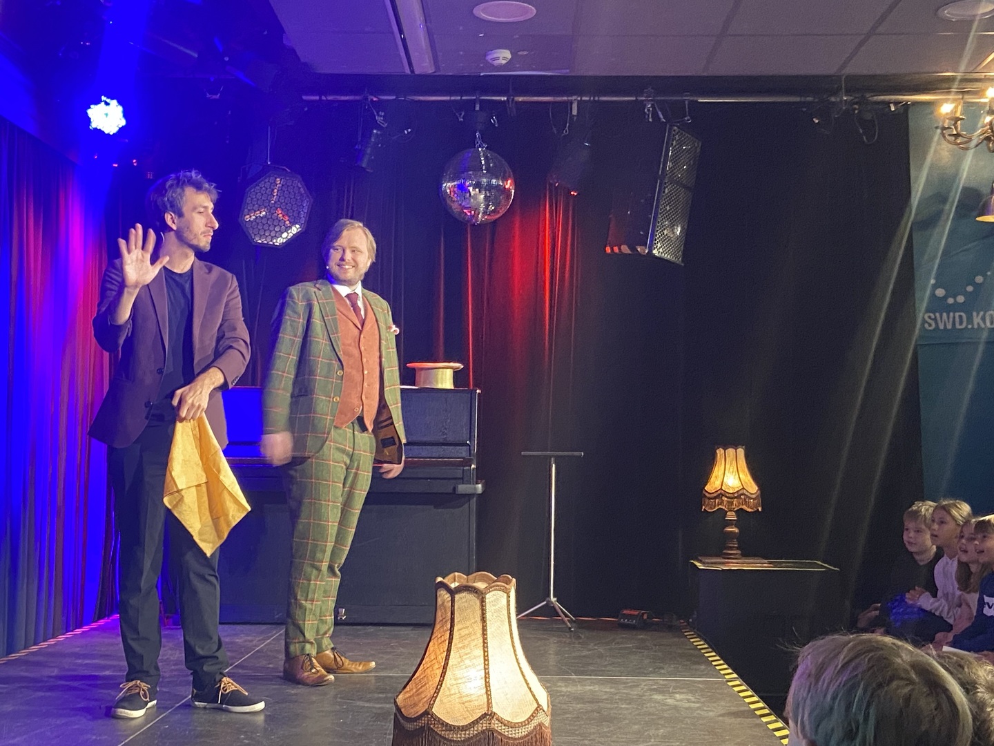 Familienzaubershow in Düren: Nico Nimz und Toby Rudolph verblüffen mit ...