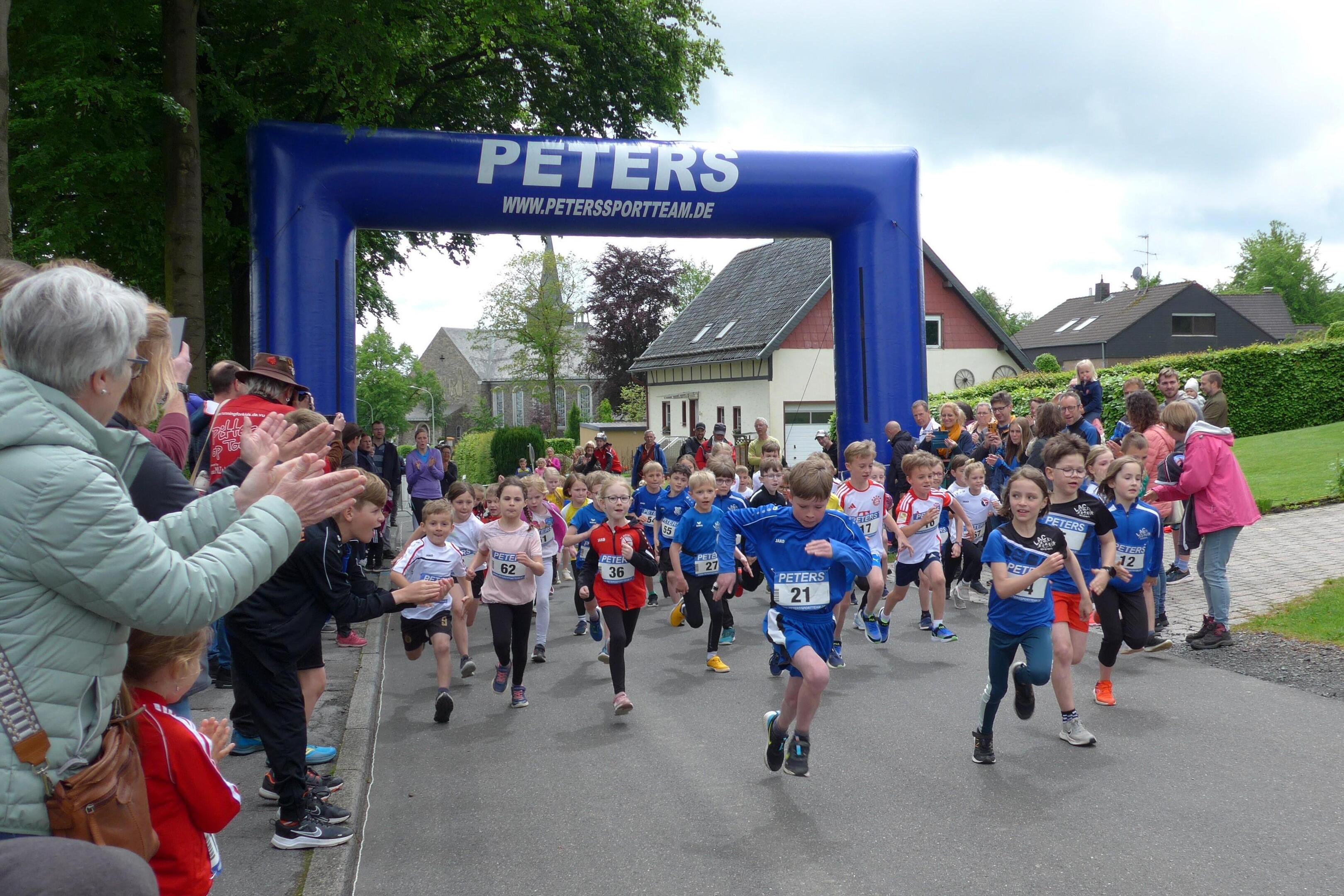 Und los! Schon die Jüngsten waren mit Eifer bei der Sache und wurden kräftig angefeuert.