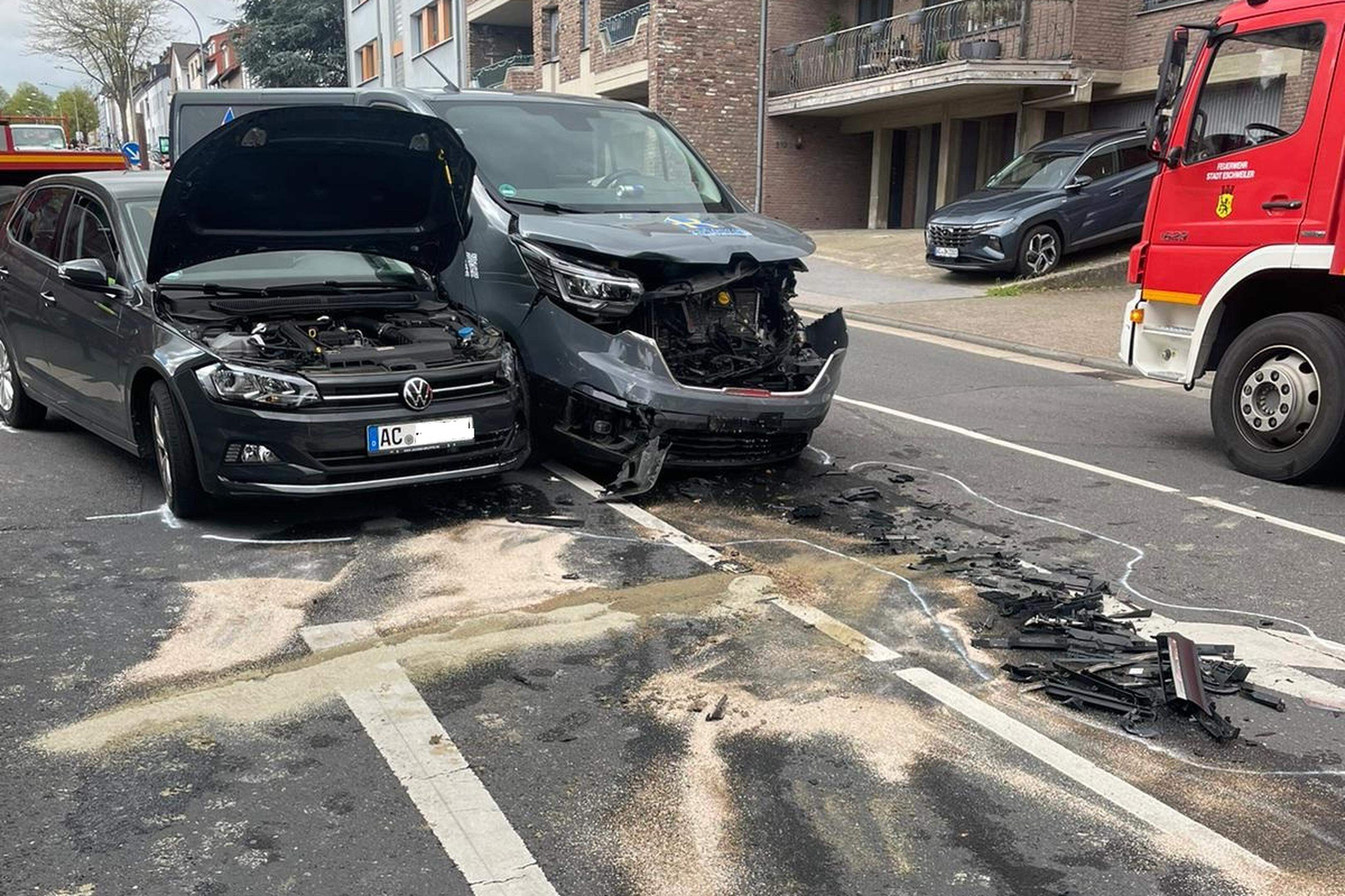 Zwei Verletzte Forderte ein Unfall, der sich um kurz vor 15 Uhr auf der Aachener Straße/Ecke Röher Straße ereignete.