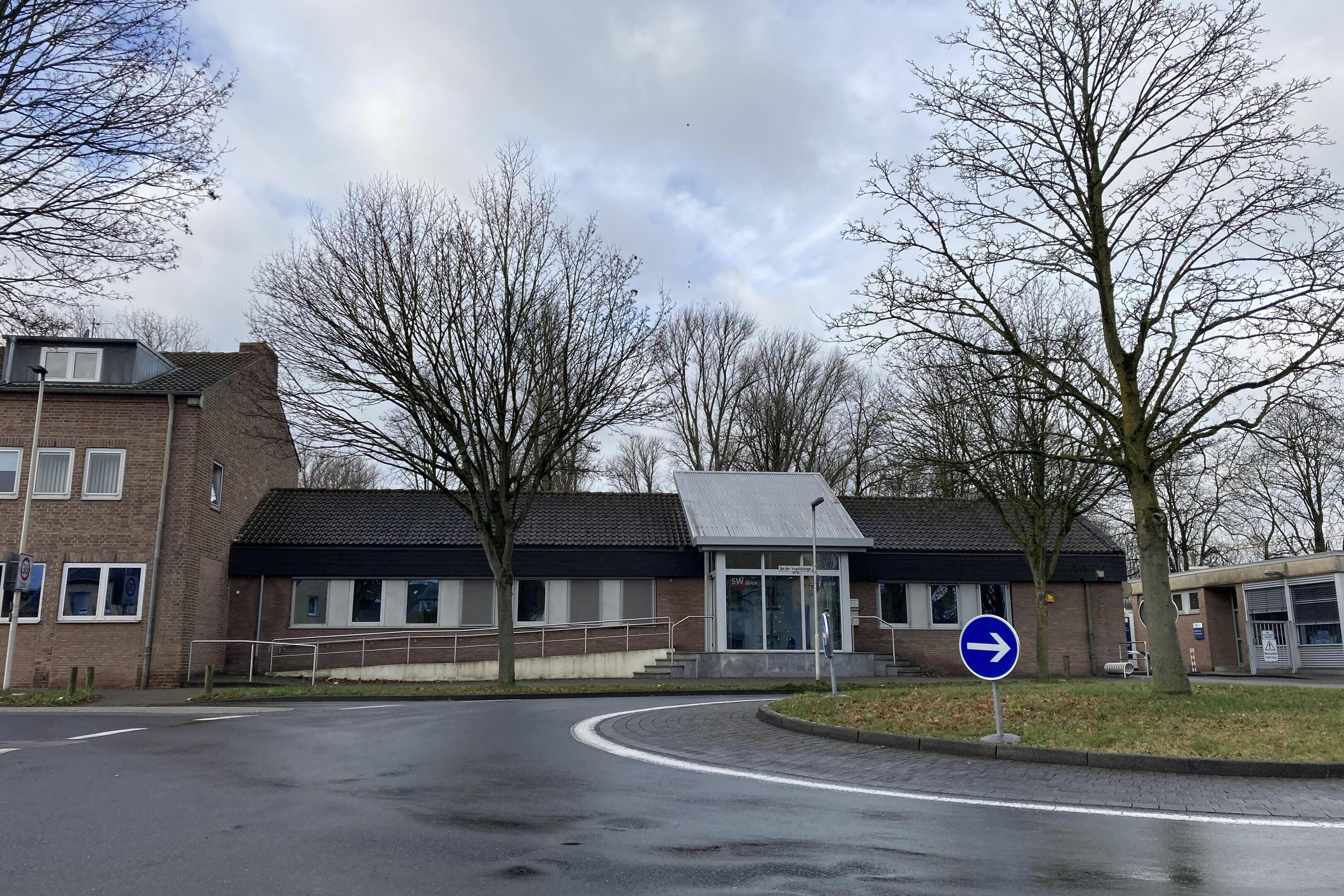 Der Sitz der Stadtwerke in Jülich. Mit dem Erwerb von Anteilen hat der Kreis Düren auch Anspruch auf einen Geschäftsführer. Der kommt von einer neu gegründeten Gesellschaft. Das war ursprünglich anders geplant. 