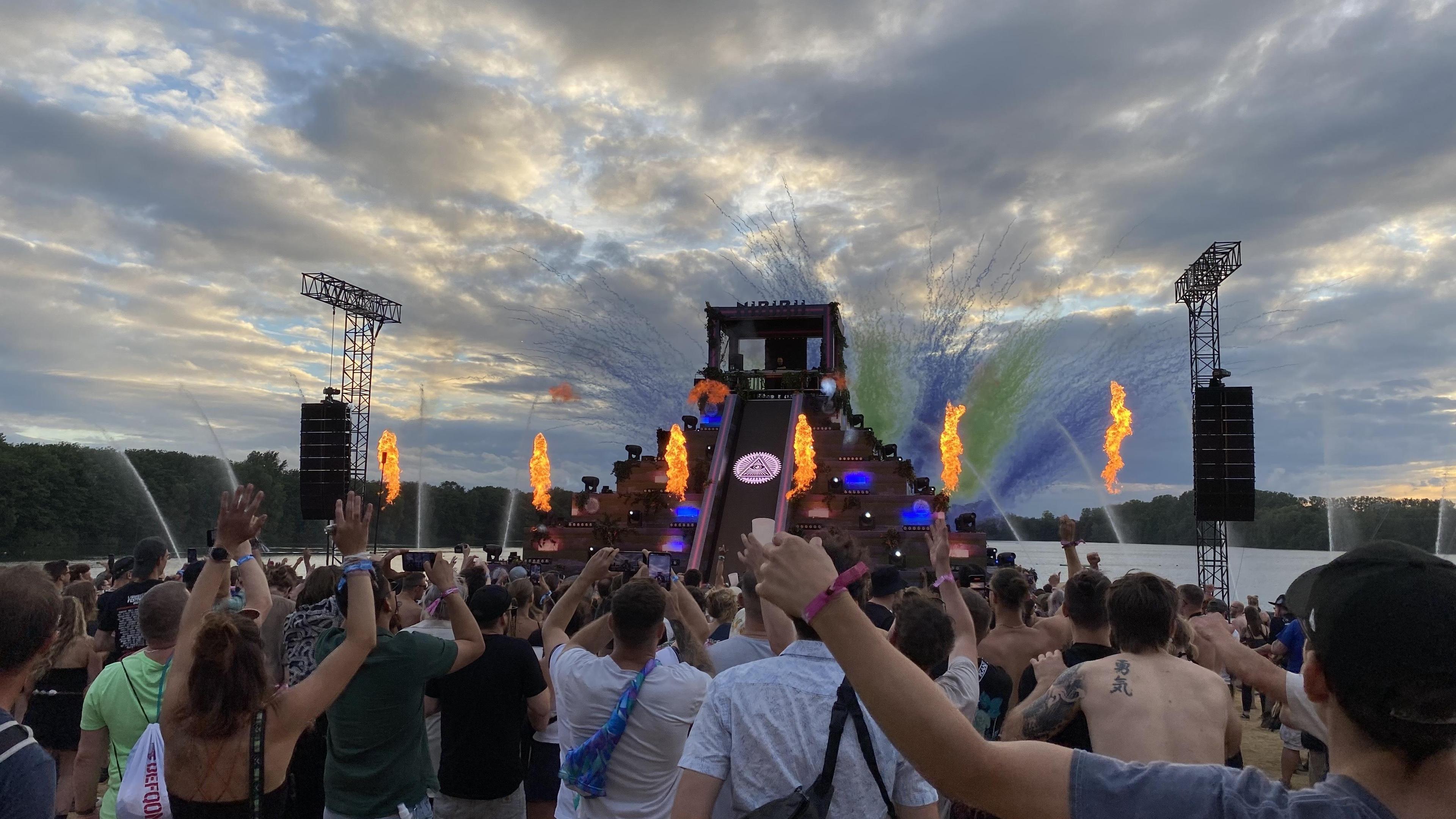 Fünf Bühnen, 115 DJs und Tausende tanzende Festivalgäste