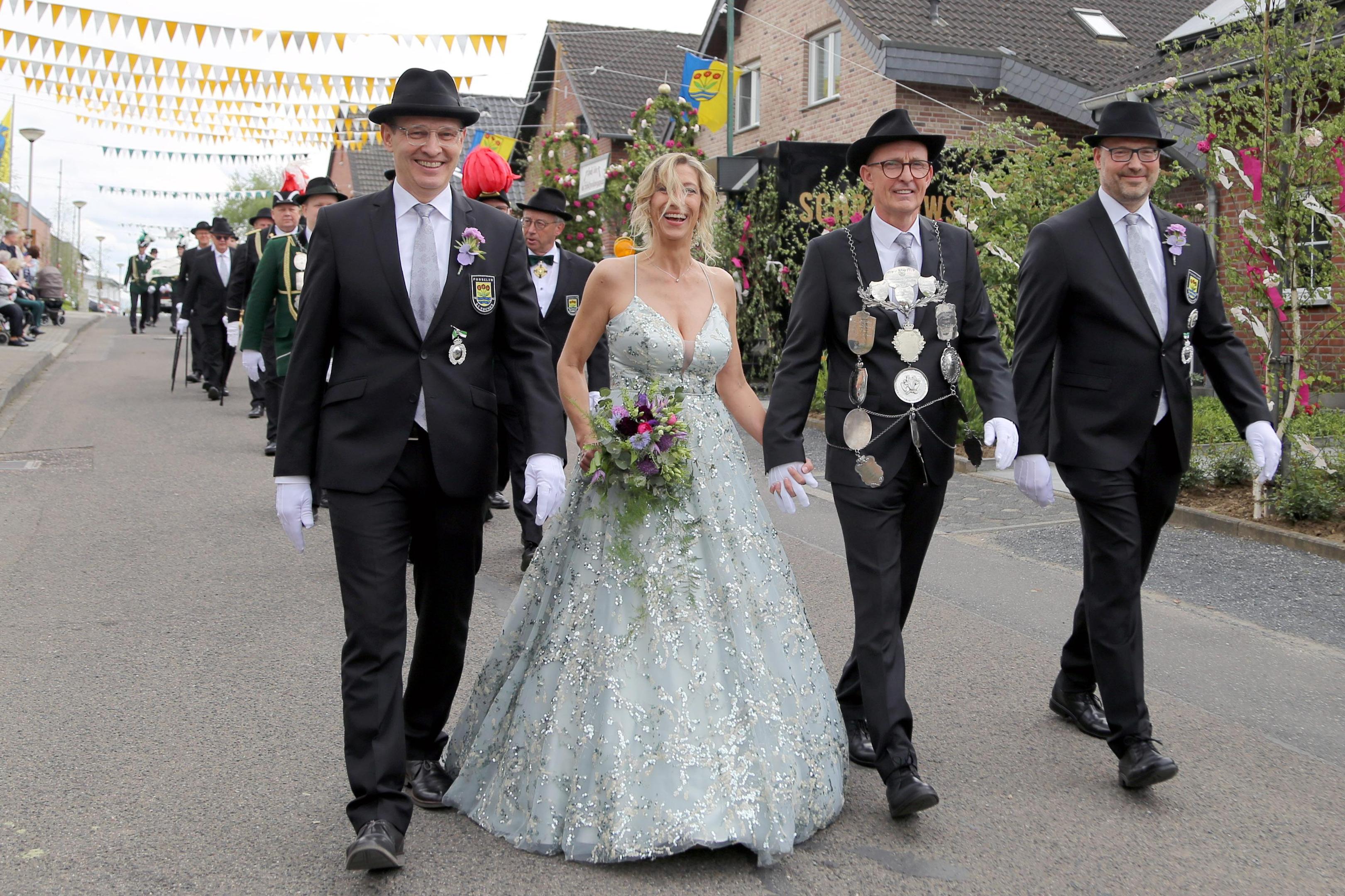Über viel Applaus entlang des Festzuges über fast dreieinhalb Kilometer und auch während der anschließenden Parade freuten sich das Königspaar Erhard und Tanja Lowis sowie ihre Adjutanten. 