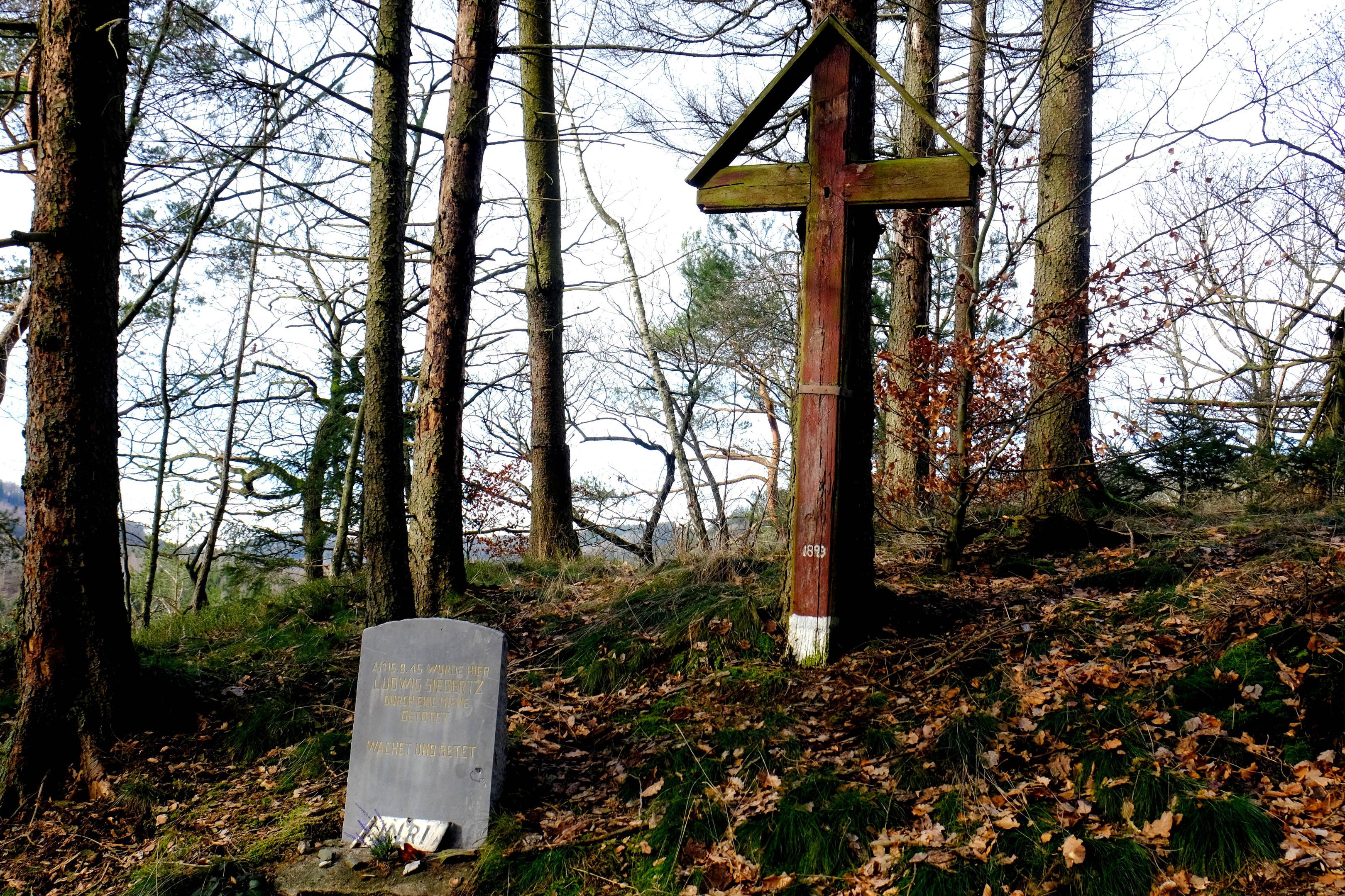 Mit dem Pferdefuhrwerk kurz nach Kriegsende auf eine Landmine gefahren und tödlich verunglückt: Eine kleine Gedenkstätte erinnert an das Schicksal von Ludwig Siebertz aus Eicherscheid. 