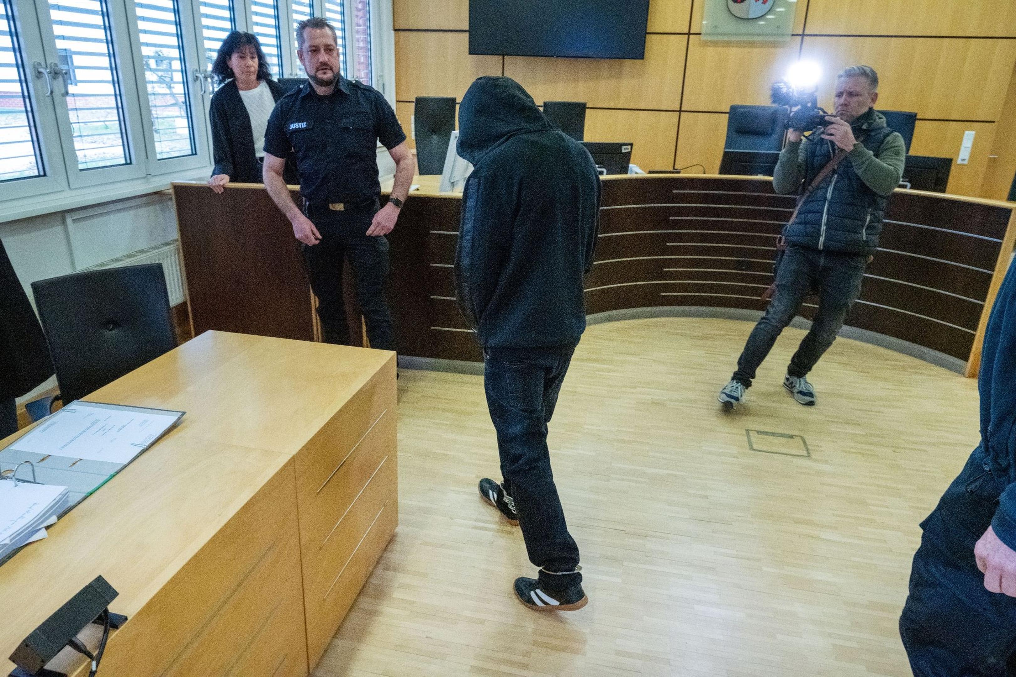 Der Hauptangeklagte am Landgericht Stralsund. Der Mann ist zu einer Haftstrafe verurteilt woden.