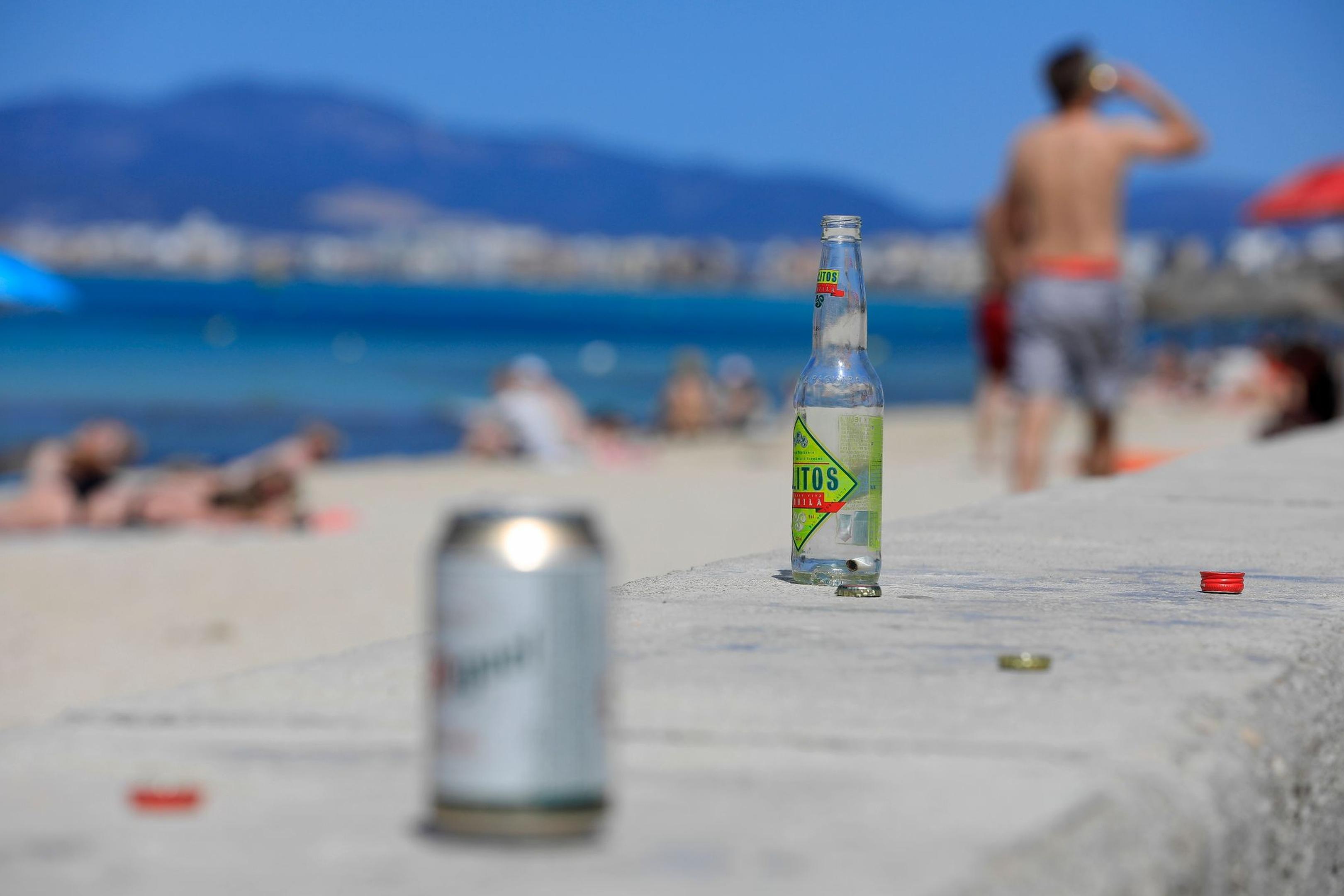 Leere Flaschen und Dosen am Strand auf Mallorca.