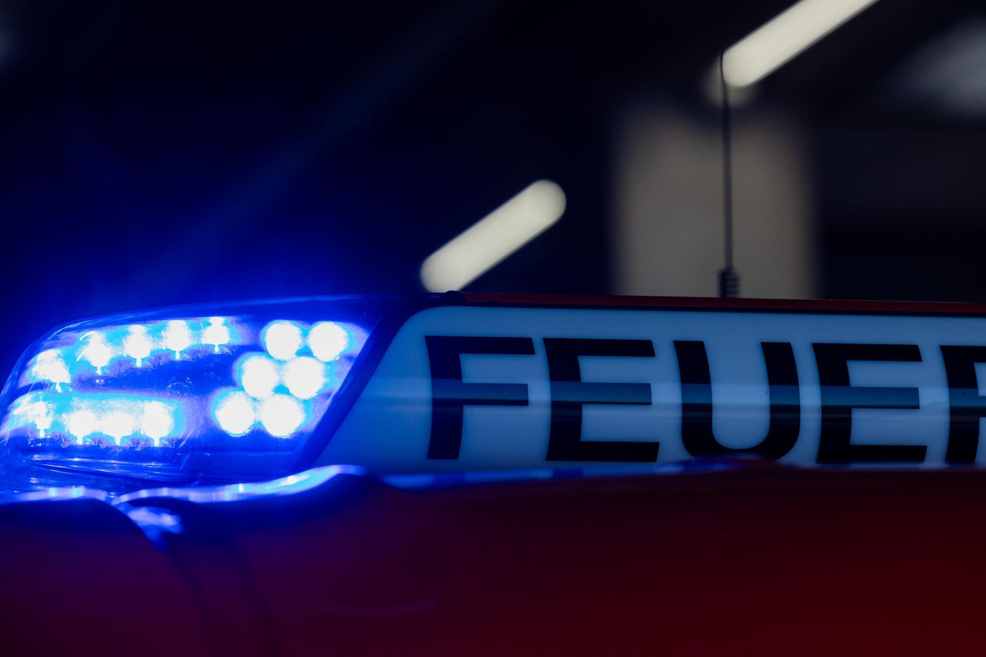 Die Feuerwehr musste in Köln eine illegale Rave-Party beenden.