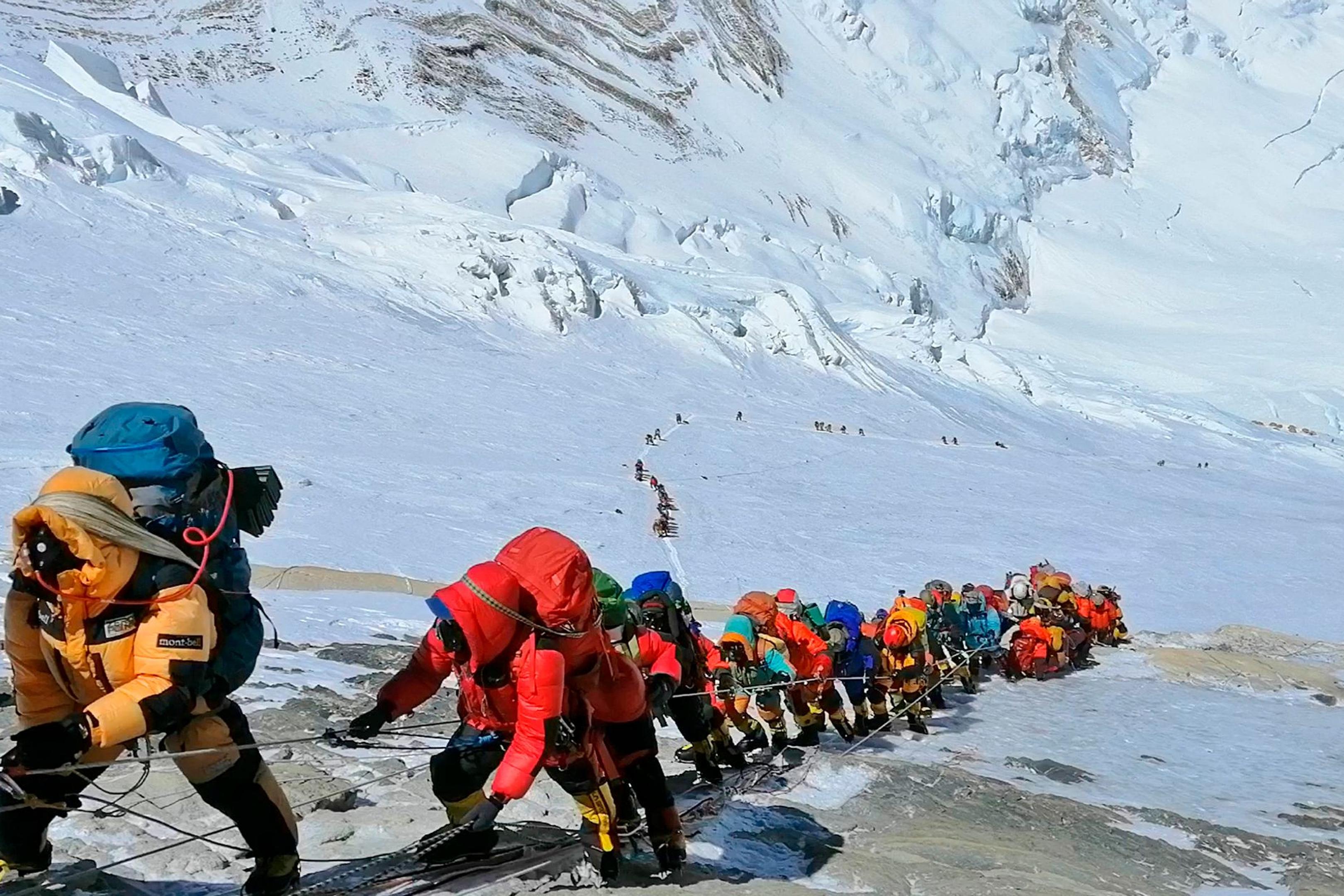 Wer den Mount Everest in Nepal besteigt, ist dort schon lange nicht mehr allein unterwegs.
