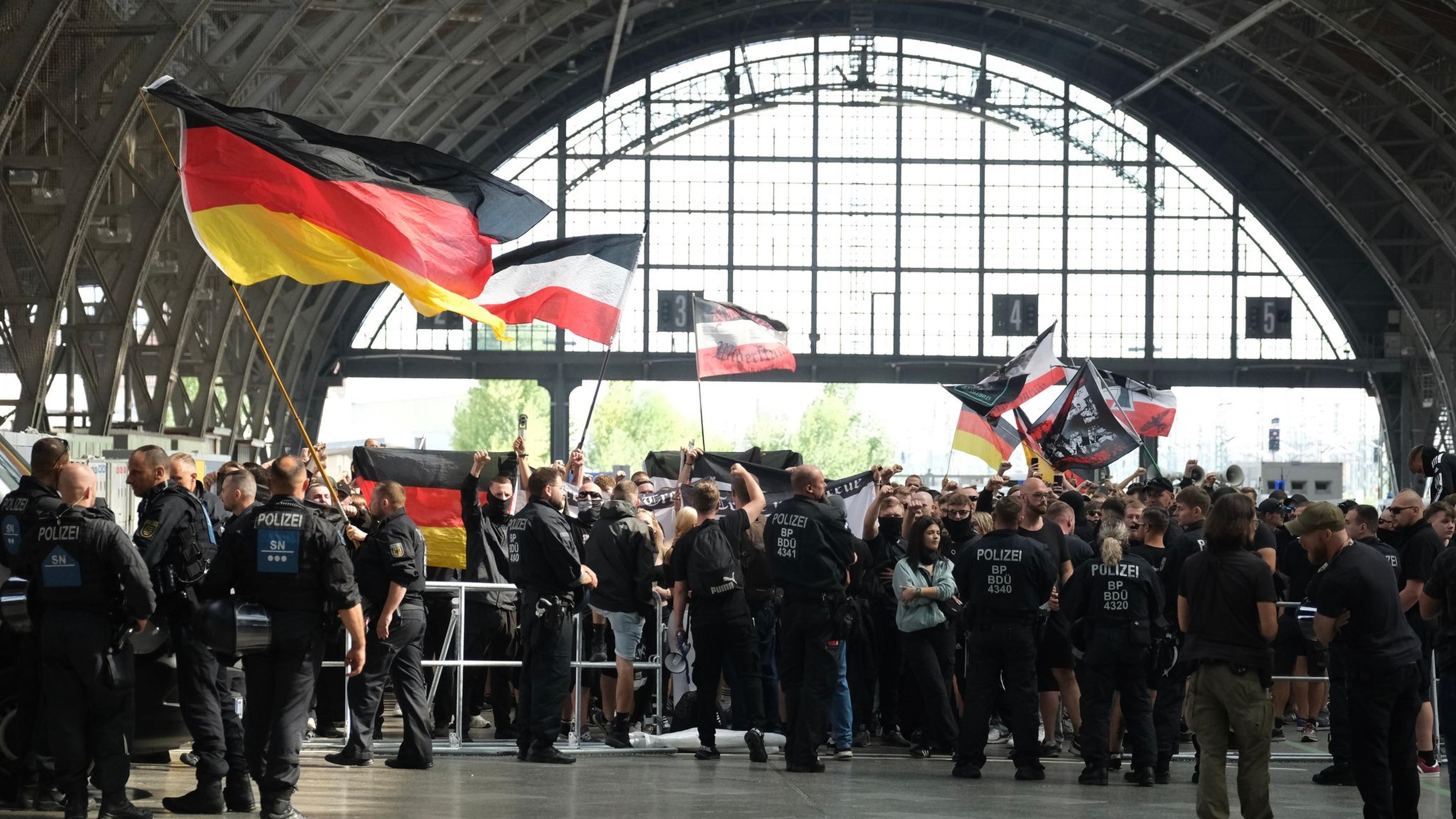 Kurzer rechter Protest gegen CSD in Leipzig