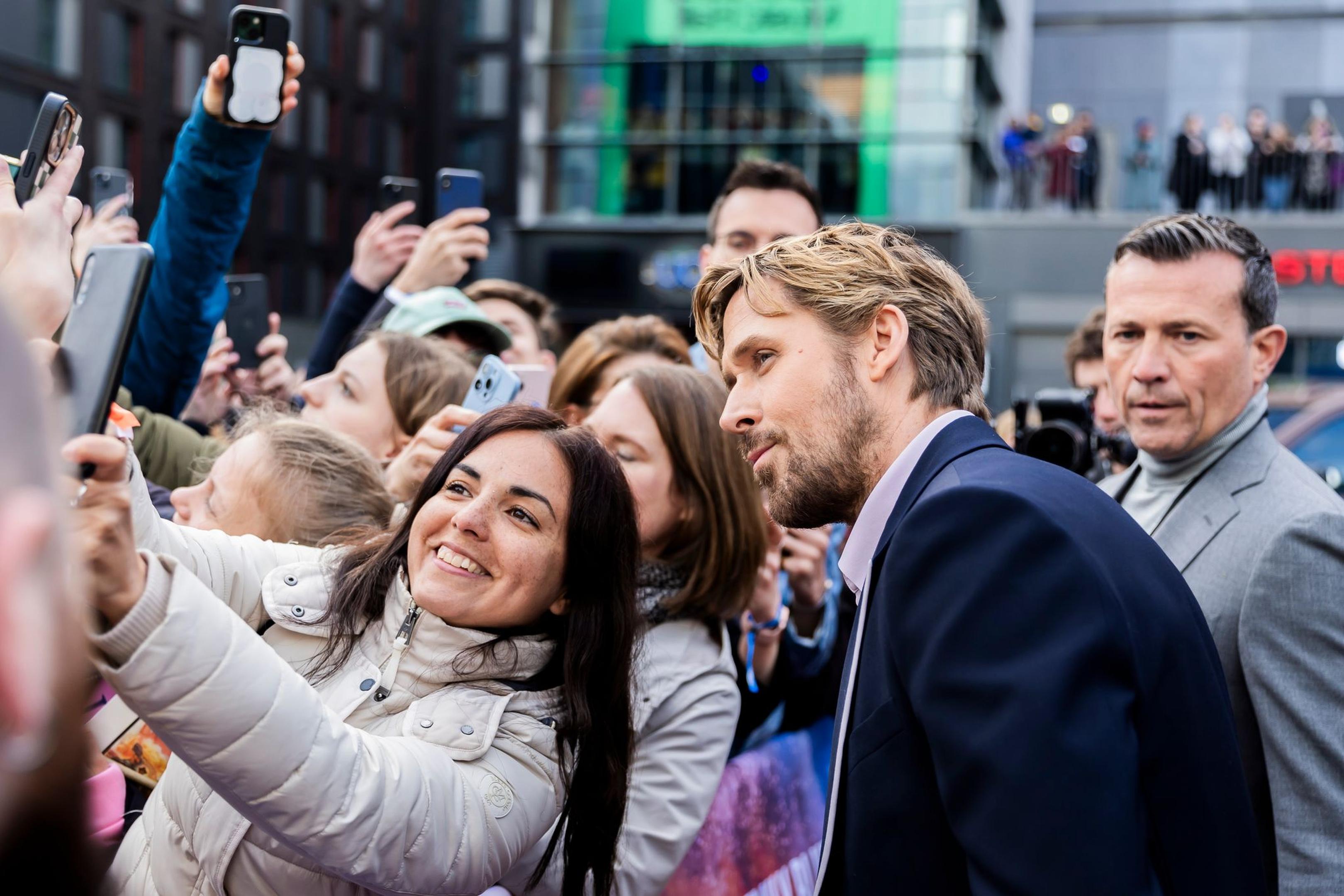 Und auch Ryan Gosling posiert für Selfies mit wartenden Fans.