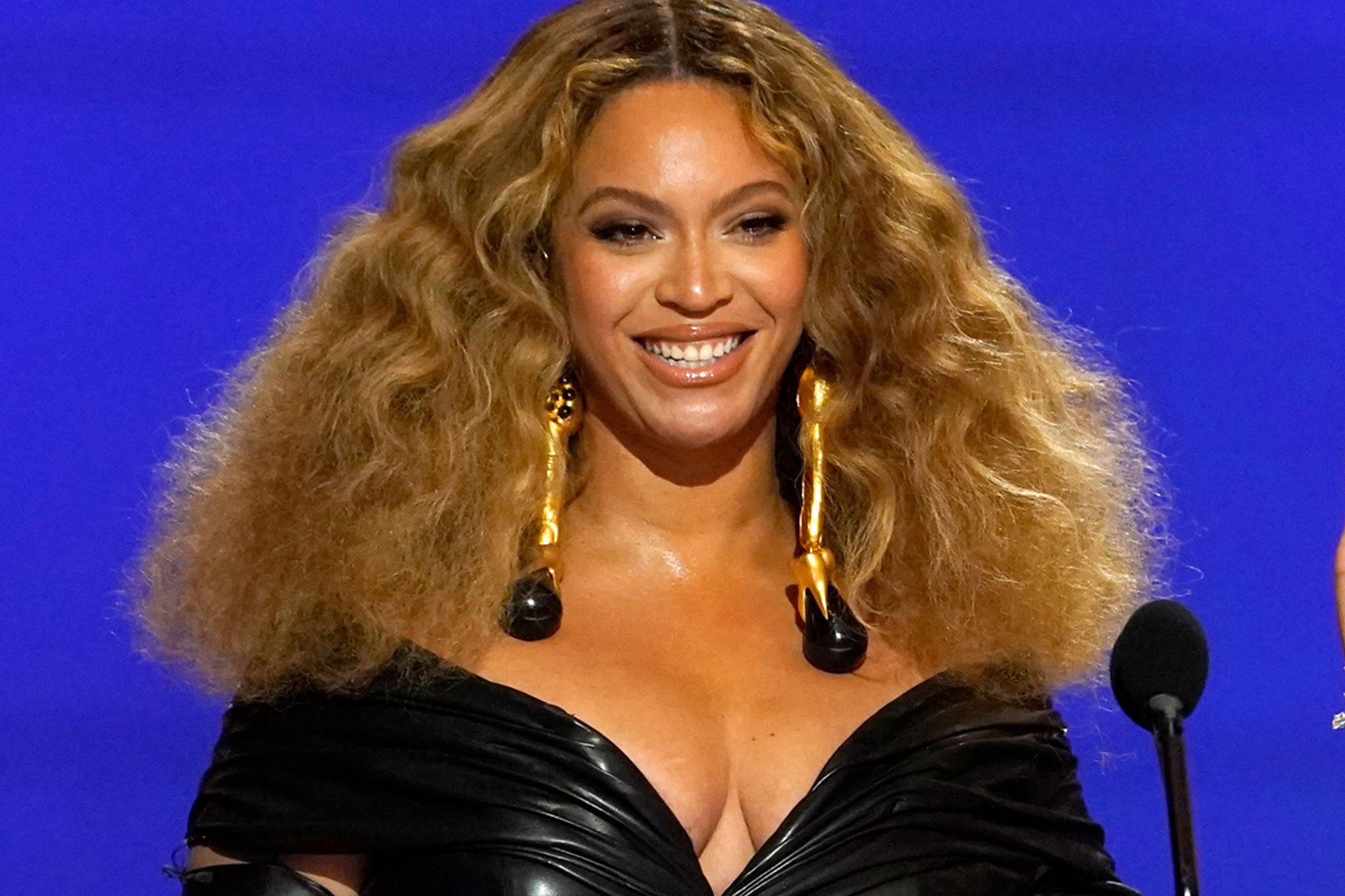 In dem neu angekündigten Film „Mufasa: Der König der Löwen“ spricht US-Sängerin Beyoncé die Löwin Nala, ihre Tochter Blue Ivy Carter (12) leiht dem Löwenmädchen Kiara ihre Stimme.