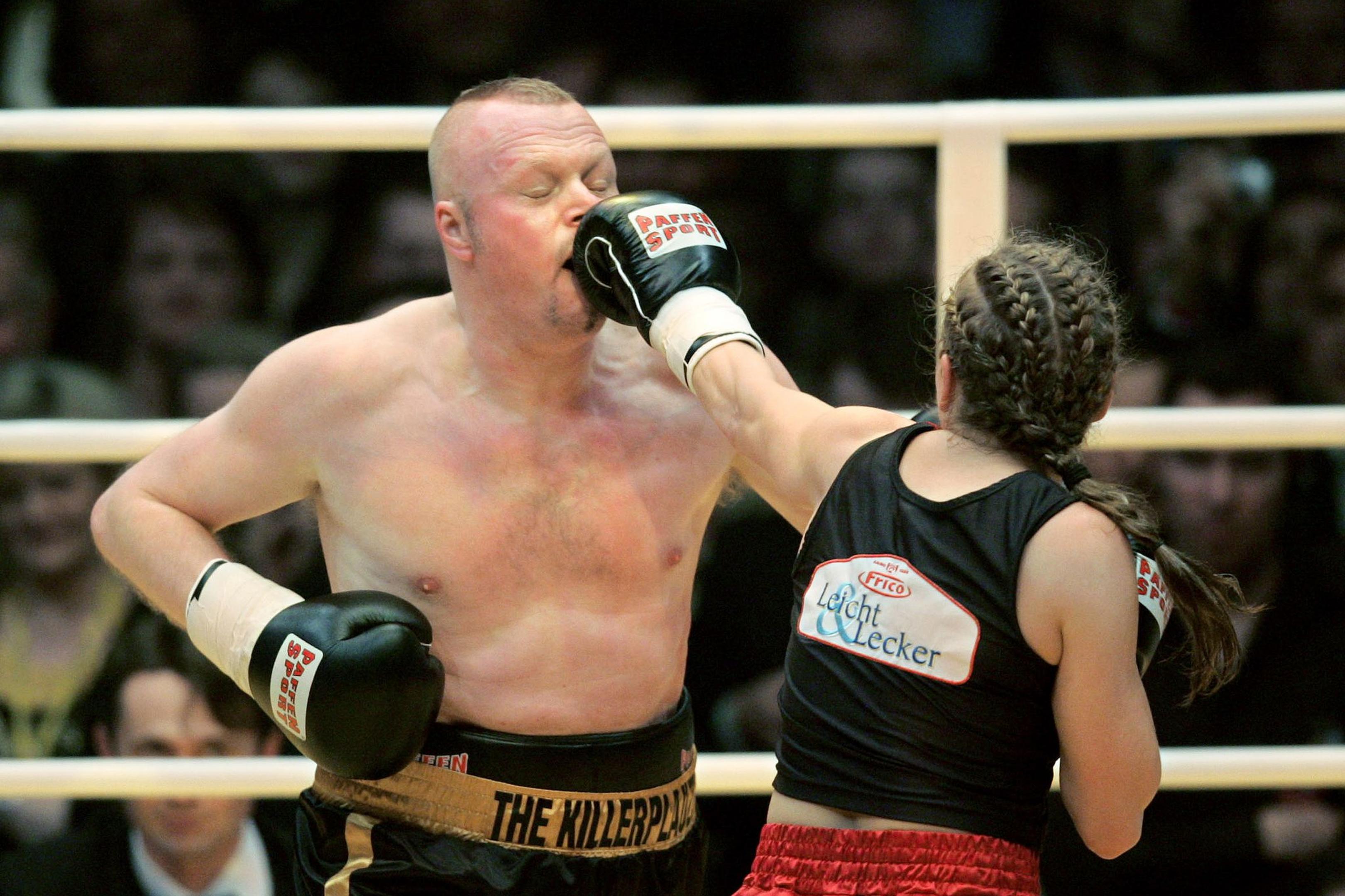 Die ehemalige Boxweltmeisterin Regina Halmich und Fernsehmoderator Stefan Raab beim Fight 2007.