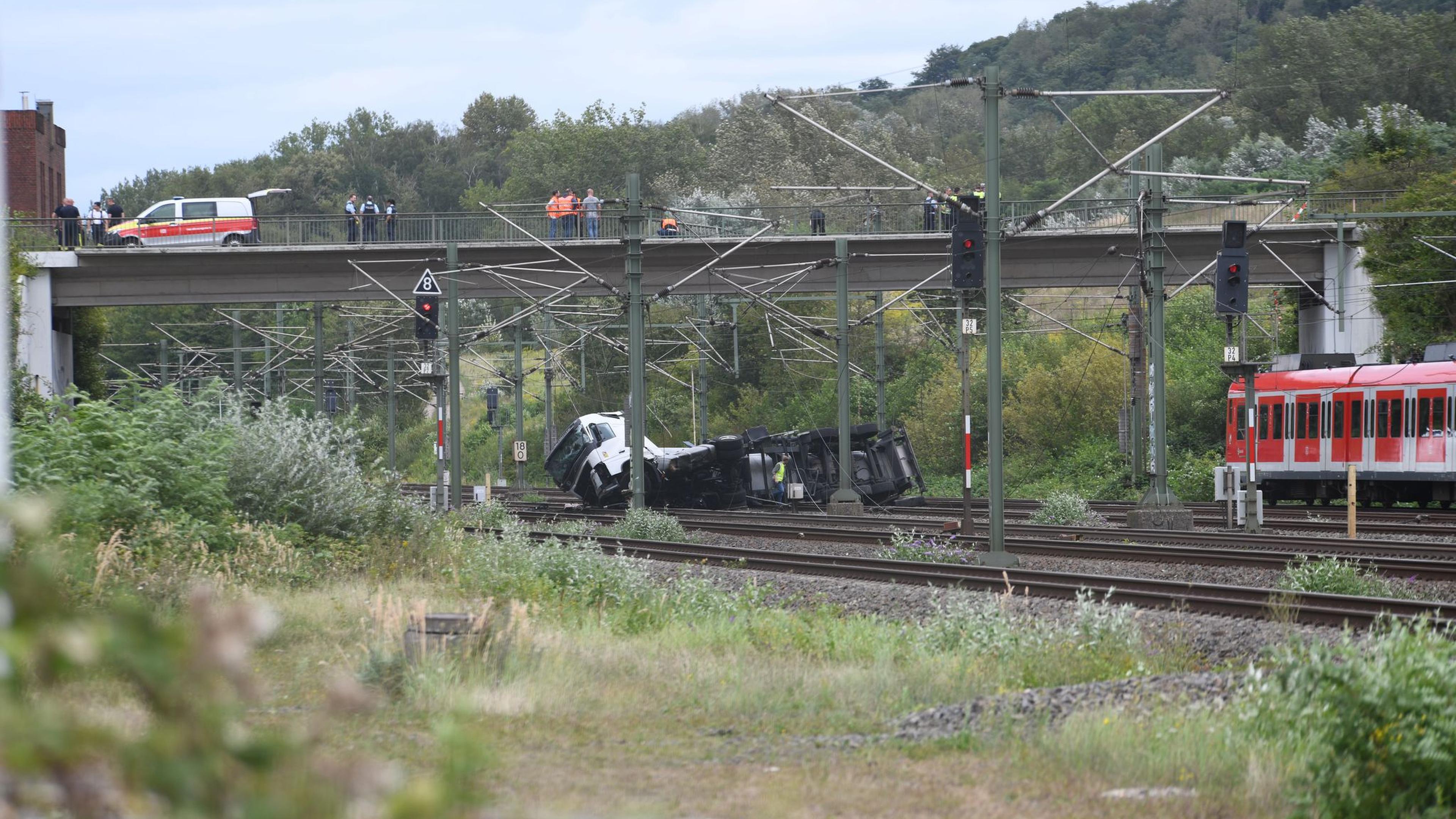 Lastwagen stürzt von Brücke auf Gleise - Strecke gesperrt