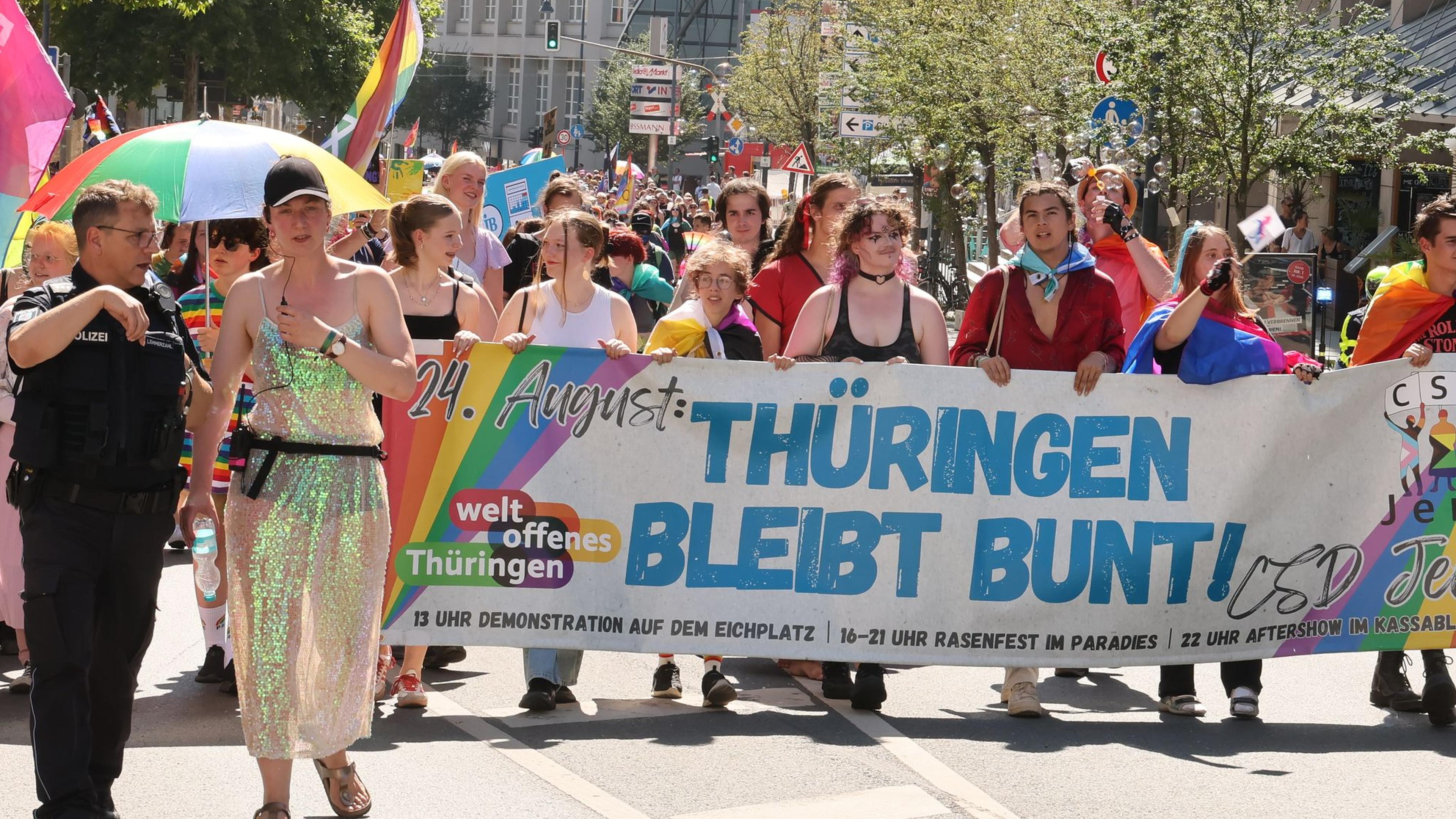 Tausende bei Pride-Paraden in Jena, Magdeburg und Bremen