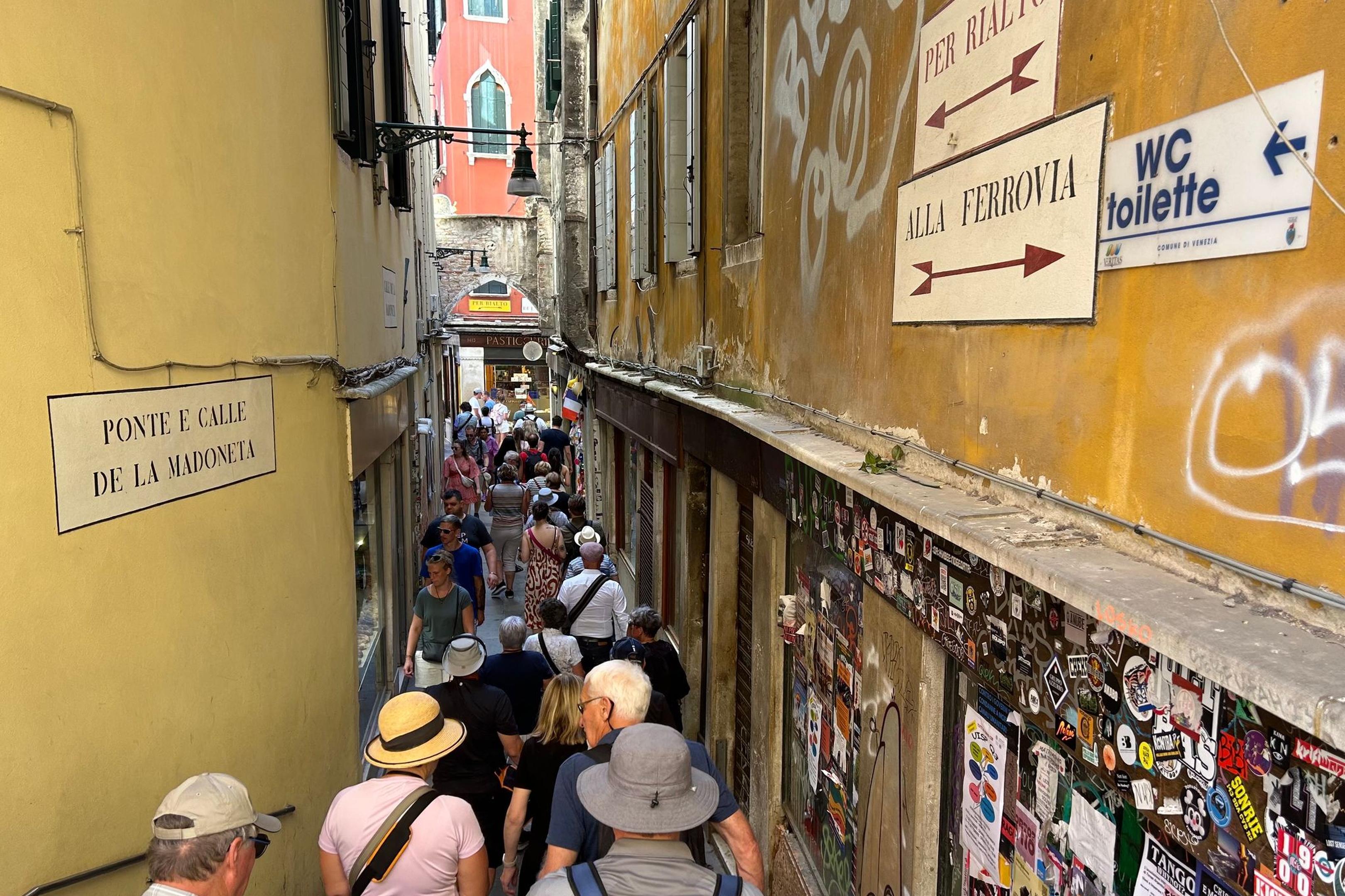 Besucher drängen sich in der "Calle de la Madoneta", eine der engen Gassen Venedigs.