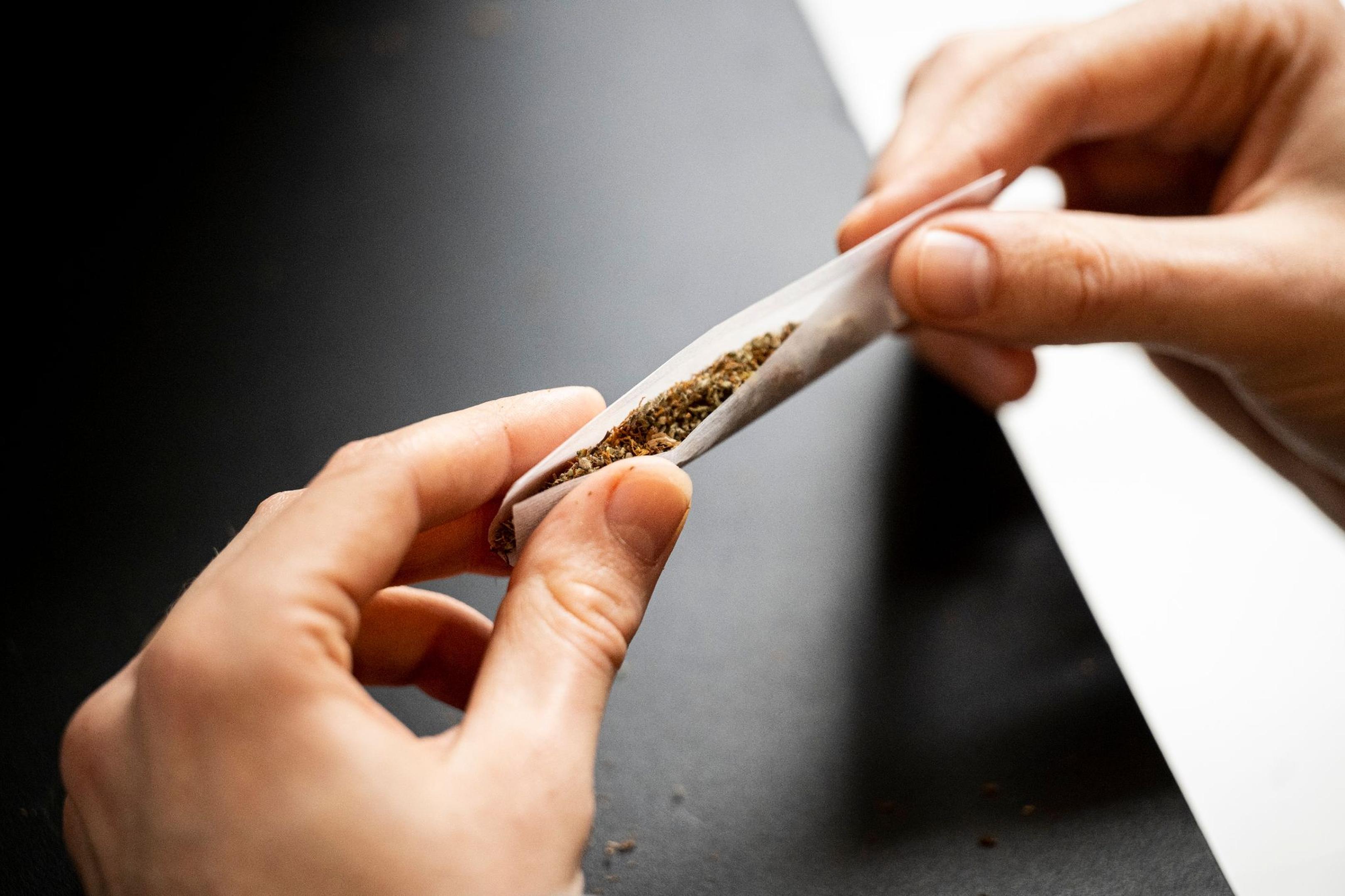 Die Cannabis-Legalisierung führt zu kontroversen Diskussionen.
