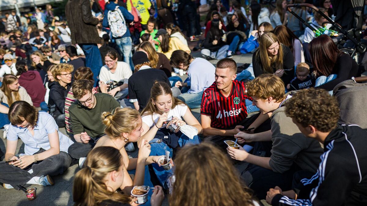 Netztrend: Hunderte essen gemeinsam Pudding mit Gabel | Aachener Zeitung