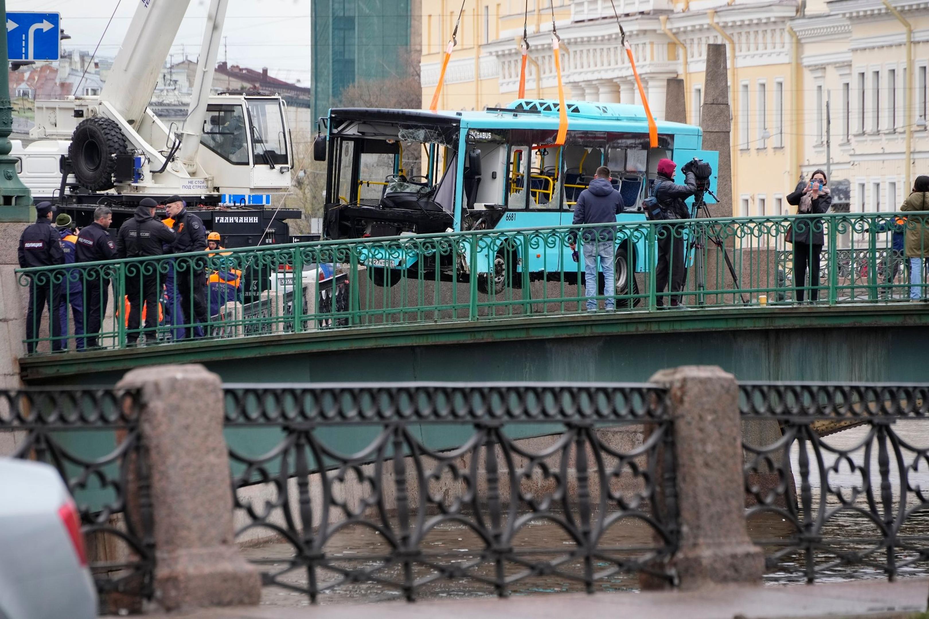 Bei dem Busunglück in St. Petersburg sind mehrere Menschen ums Leben gekommen.