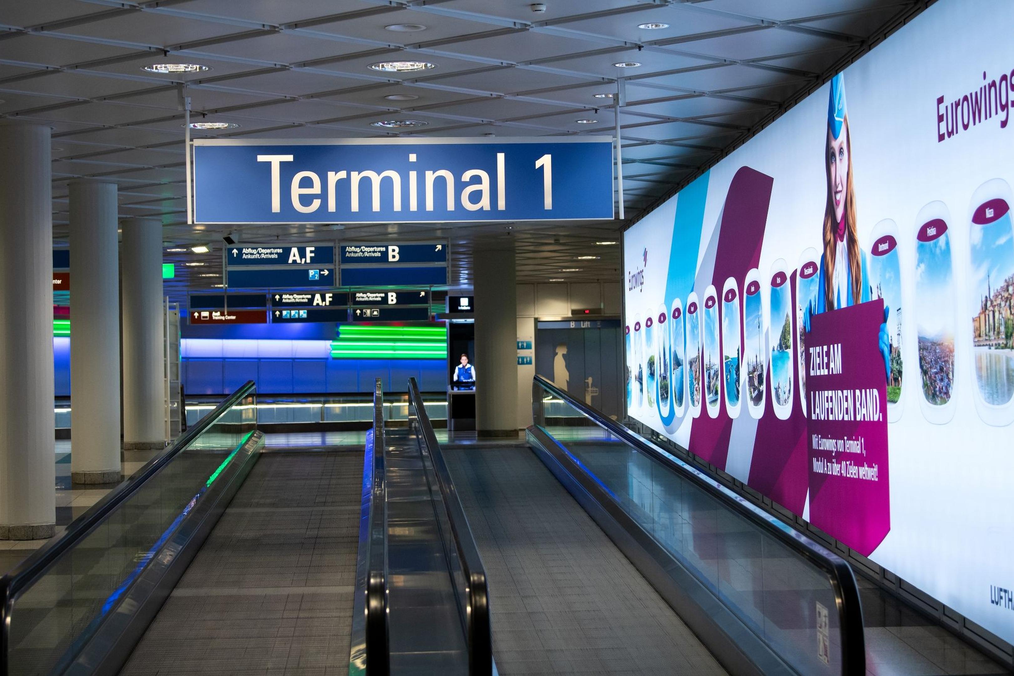 Fast menschenleer zeigt sich das Terminal 1 am Flughafen München, nachdem es zwischenzeitlich wegen einer Personenfahndung geräumt wurde.