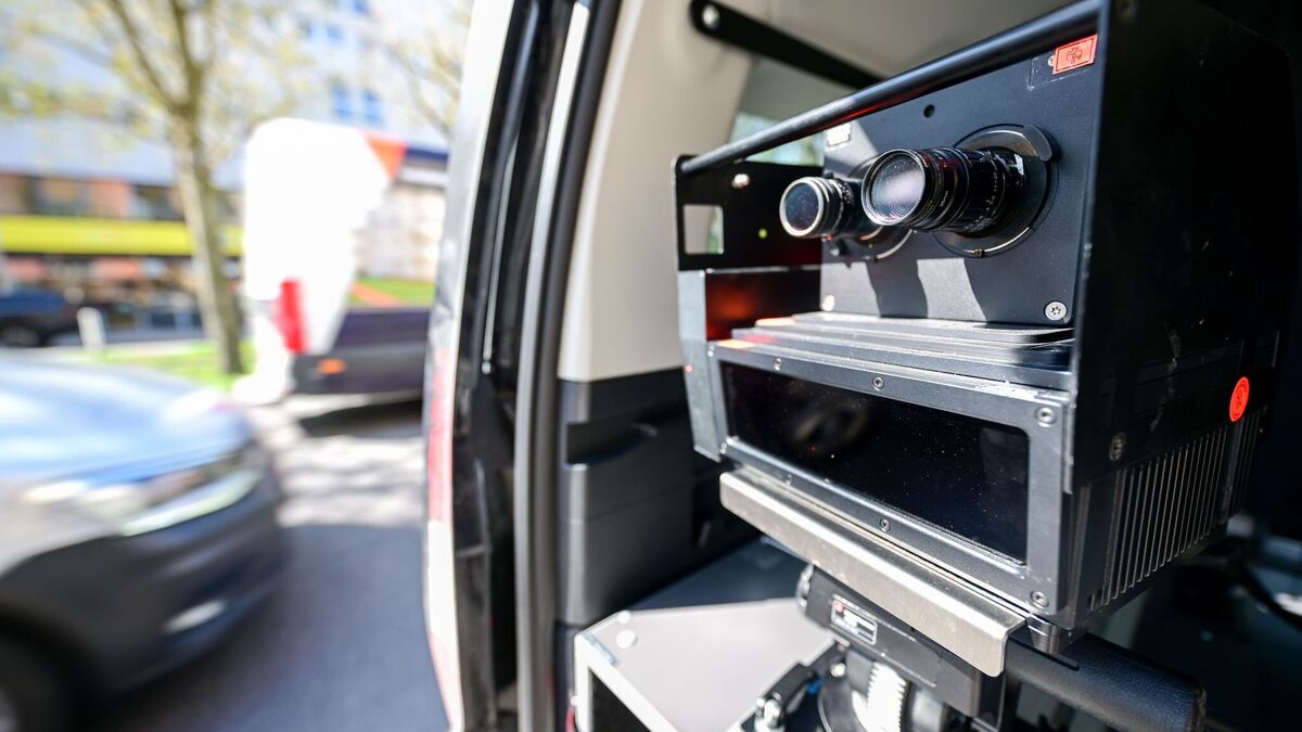 Police on the Trail of Speeding Drivers: Nationwide Speed ​​Enforcement ...