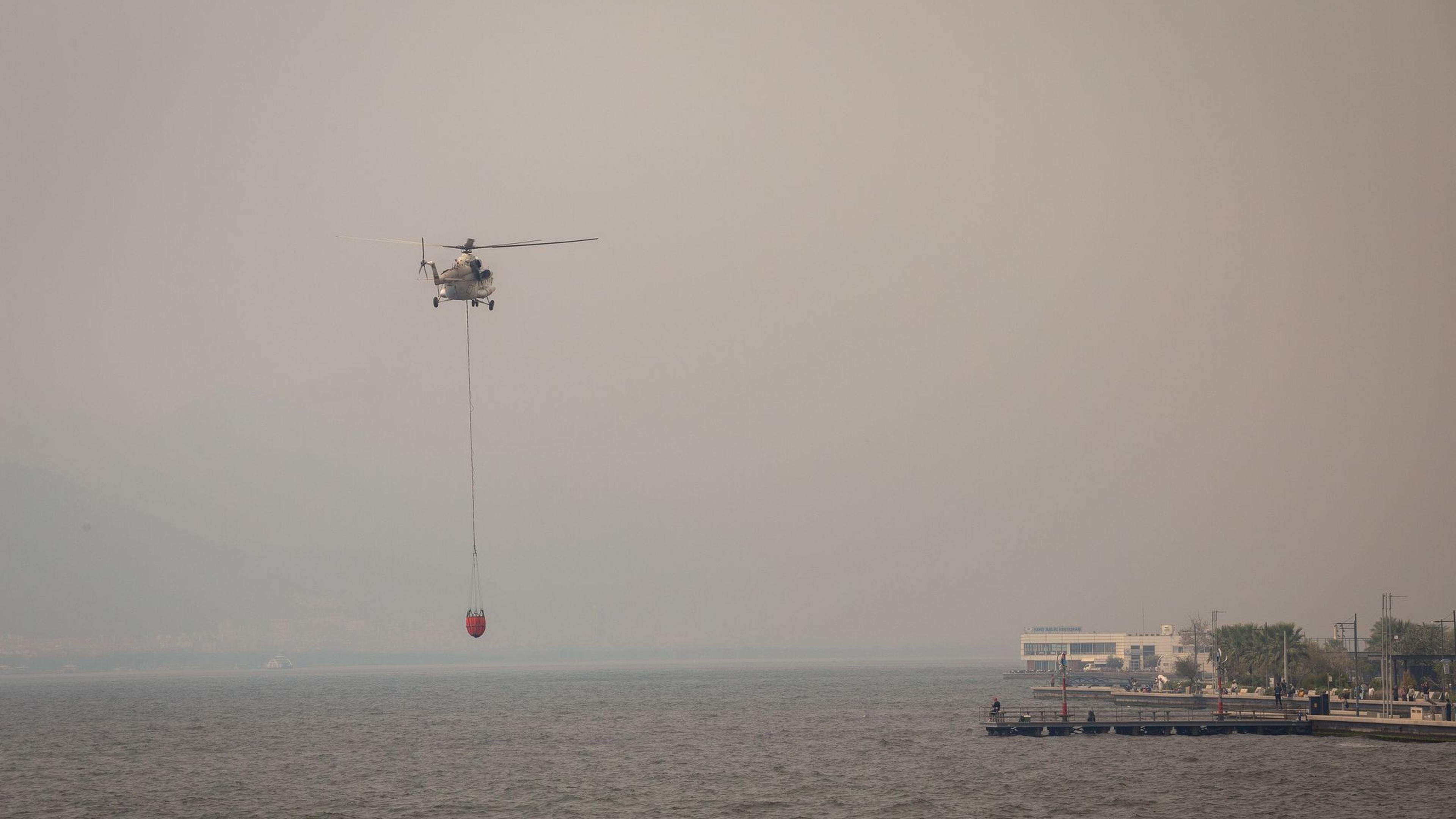 Tausende Einsatzkräfte bekämpfen Waldbrand nahe Izmir