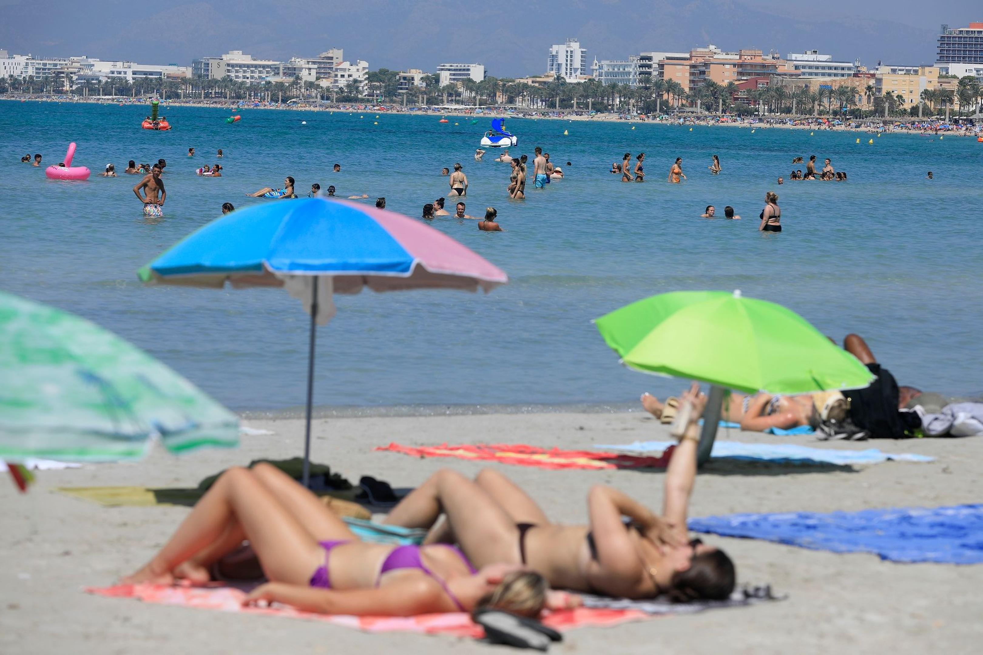 Auf Mallorca ist ein Tourist beim Sturz vom Hotel ums Leben gekommen.