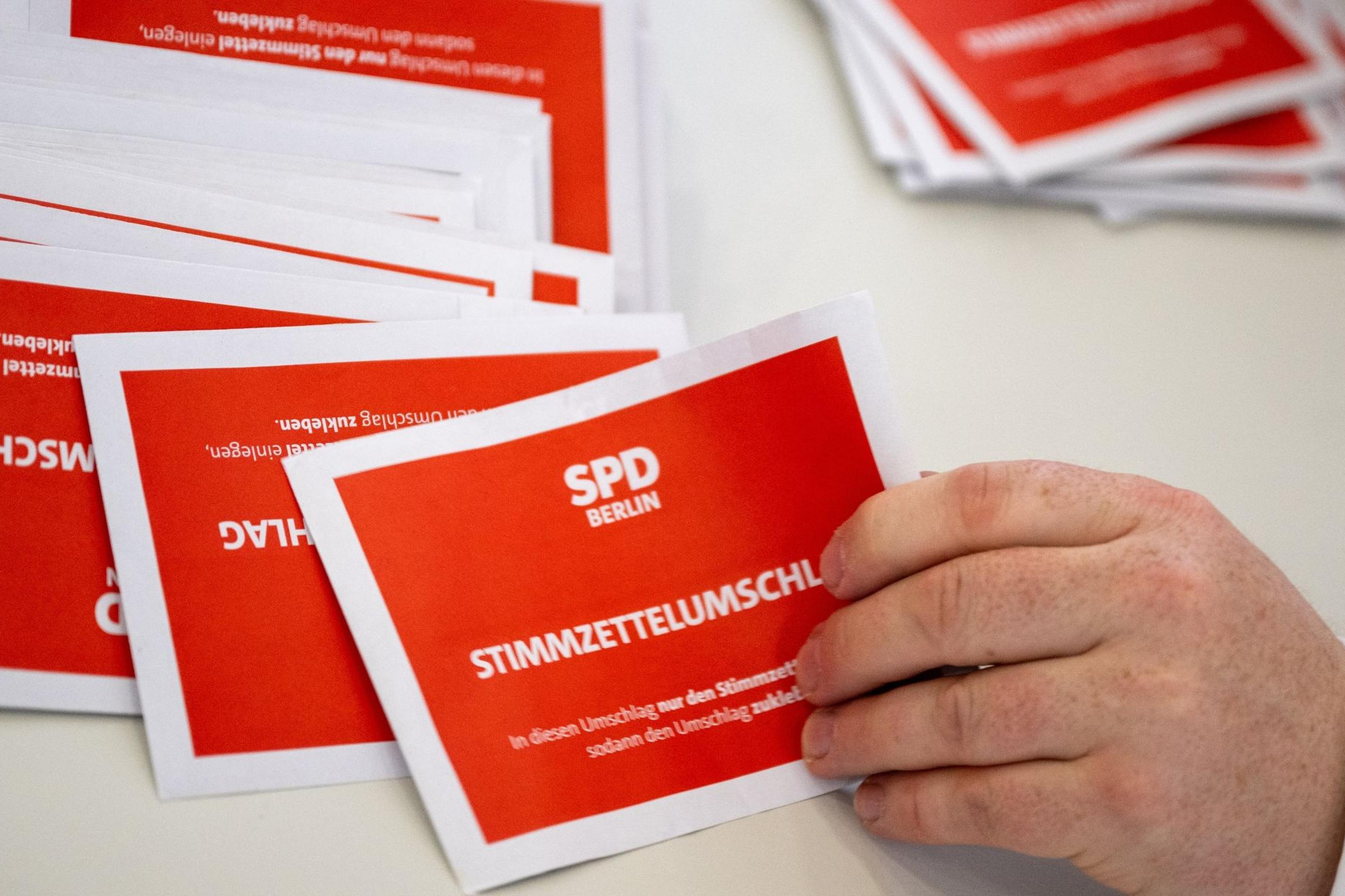 Bei der Stichwahl zum SPD-Parteivorsitz traten Martin Hikel und Nicola Böcker-Giannini gegen Kian Niroomand und Jana Bertels an.