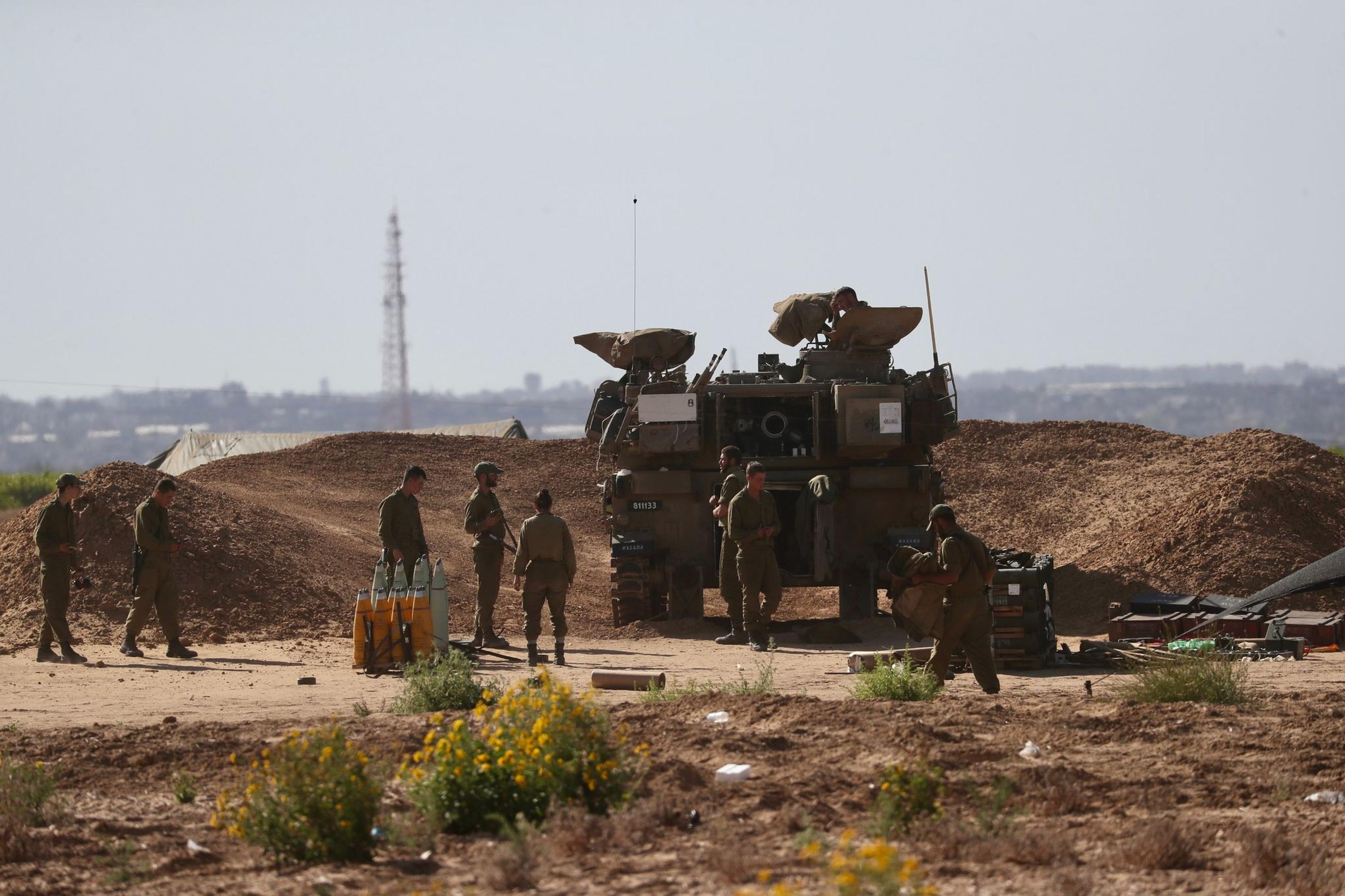 Israelische Soldaten am Grenzübergangs Kerem Schalom: Trotz der Ankündigung zur Öffnung des Grenzübergangs wurden nach UN-Angaben bislang keine Hilfsgüter geliefert.
