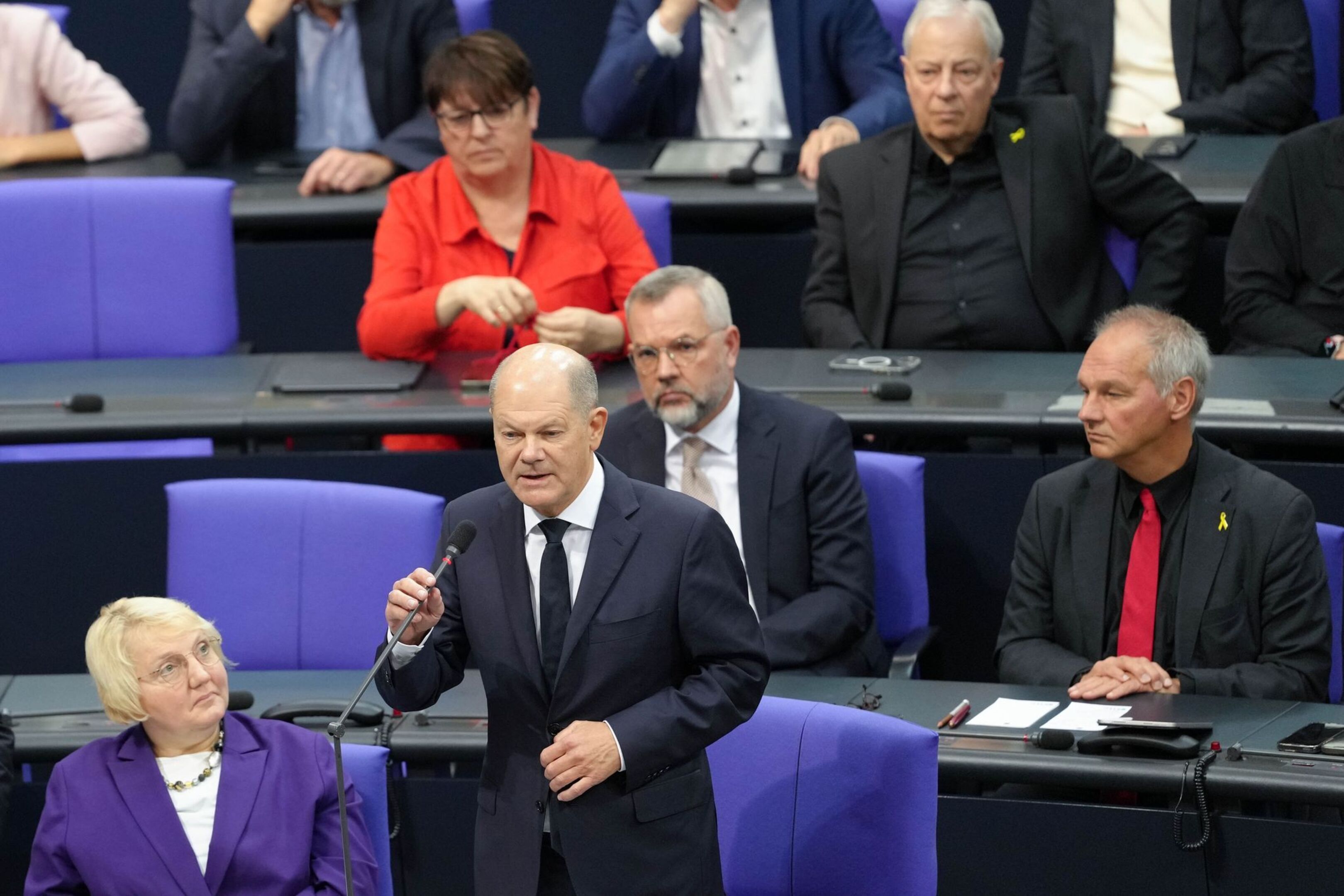 Olaf Scholz wehrte sich im Bundestag gegen Kritik der Union, die der Bundesregierung mangelnde Unterstützung Israels vorwarfen.