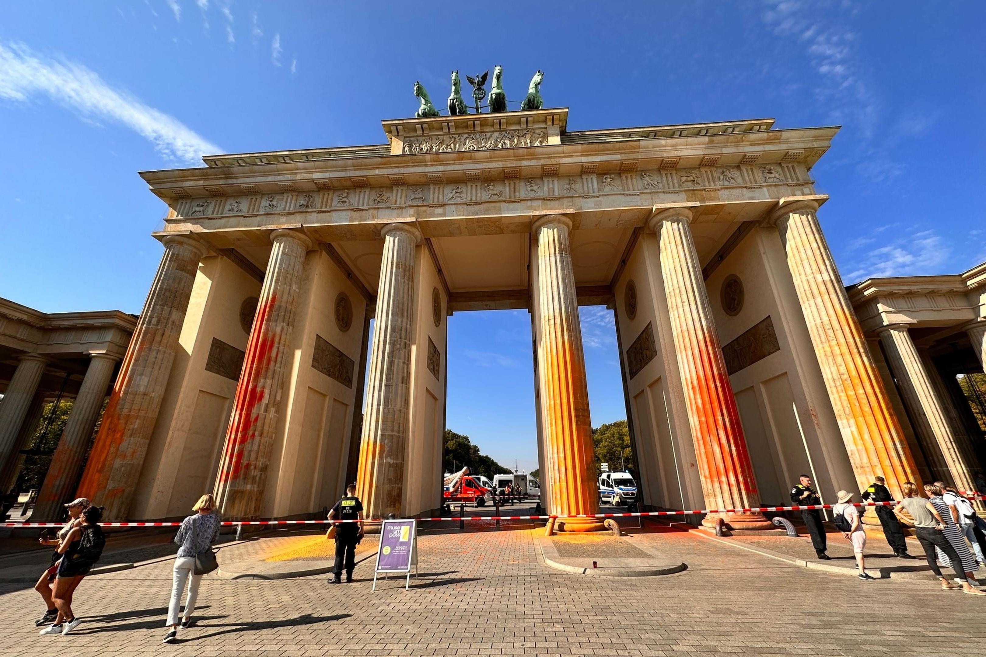 Mitglieder der Klimagruppe Letzte Generation sprühten das Brandenburger Tor im vergangenen September mit oranger Farbe an.