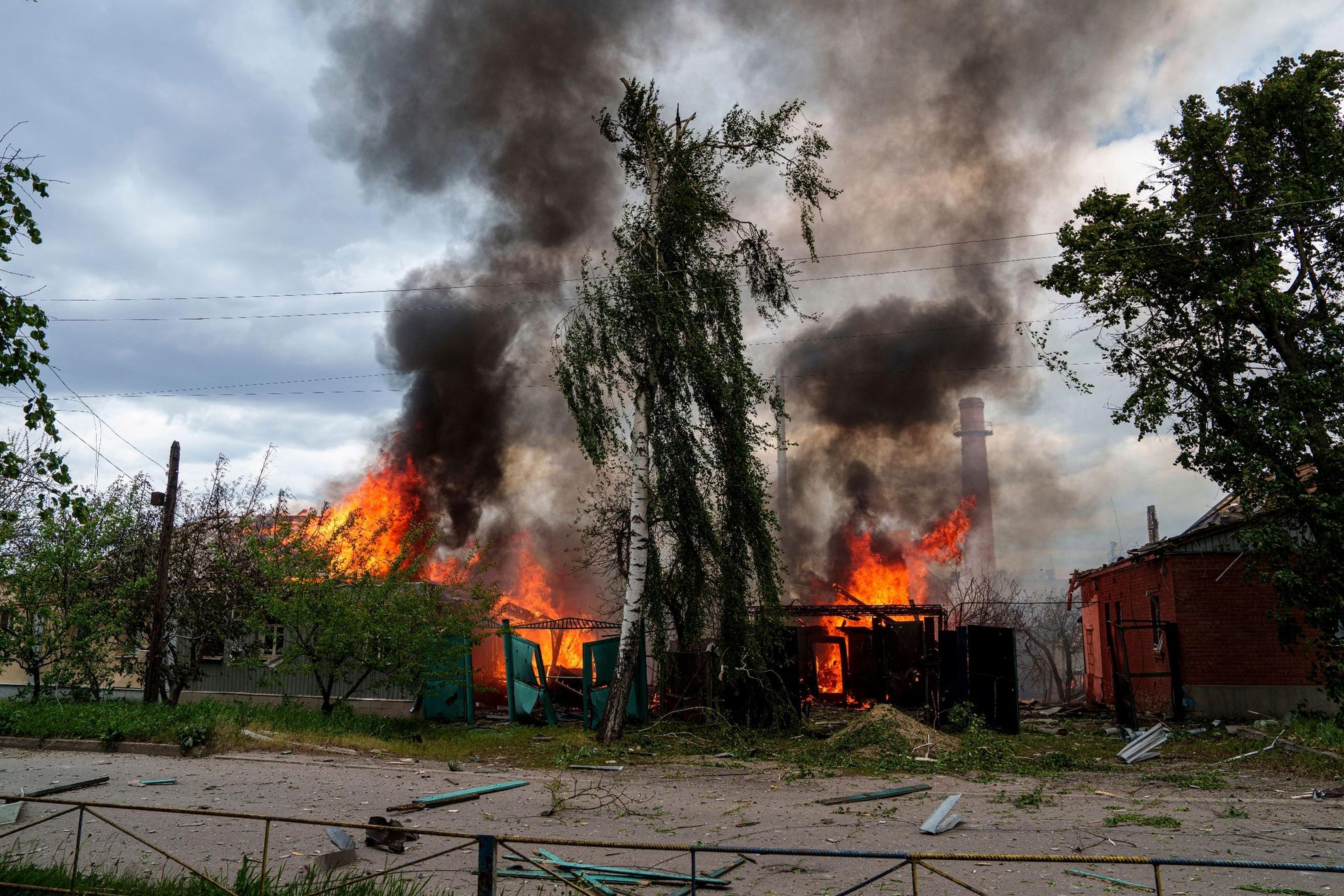 Wohnhäuser stehen nach russischen Luftangriffen in Flammen.